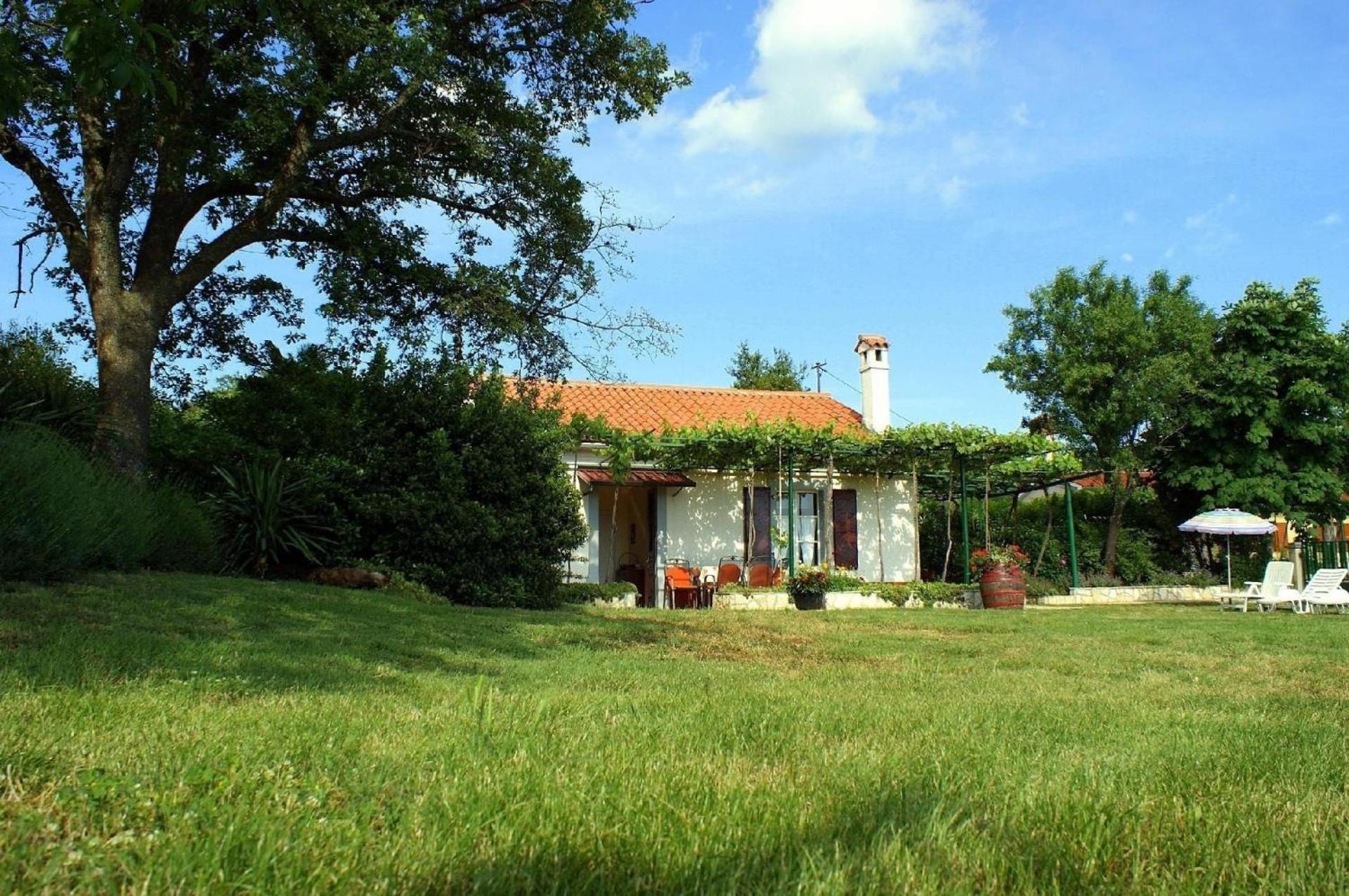Freistehendes Haus Violeta Mit Weitläufigen Garten