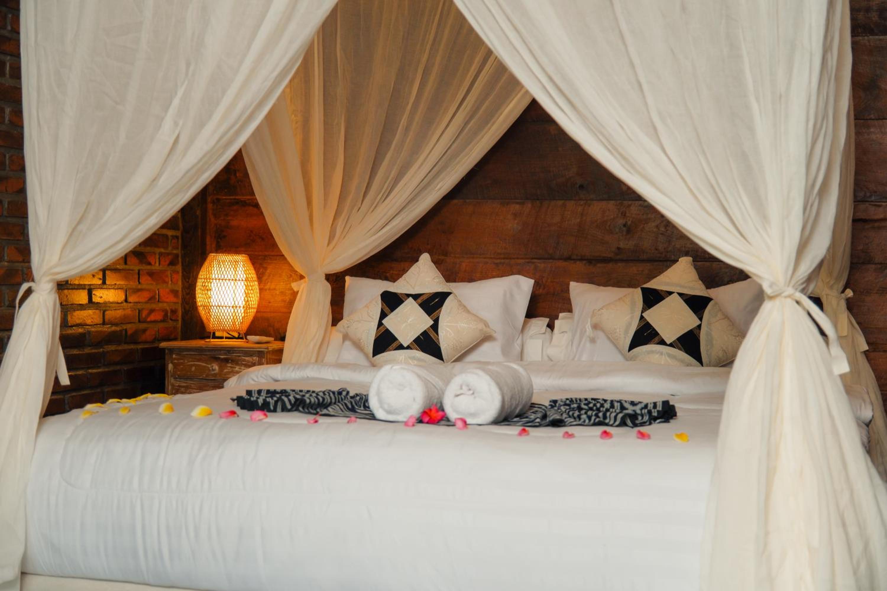Authentic Joglo Villa: Private Pool & Lush Garden view 5