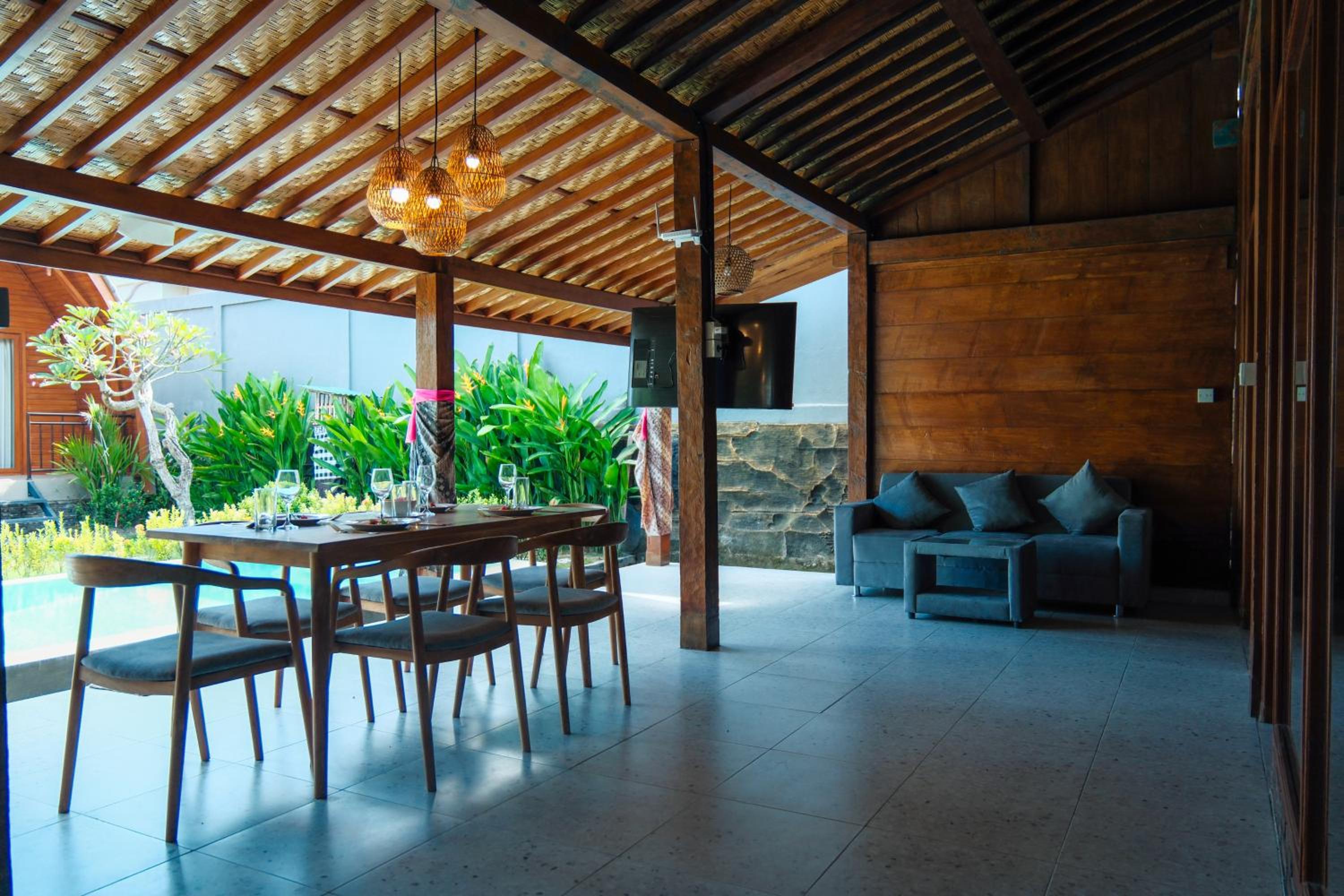 Authentic Joglo Villa: Private Pool & Lush Garden view 3