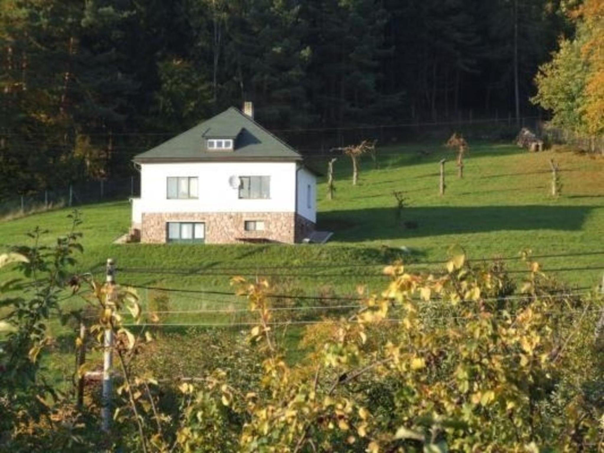 Ein Ferienhaus mit Terrasse und Garten