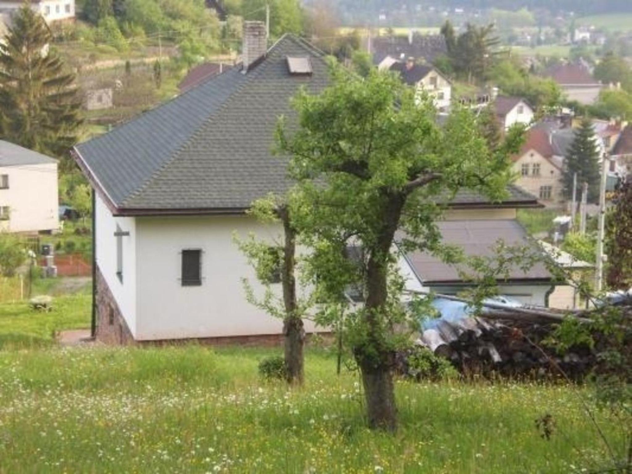 Ein Ferienhaus mit Terrasse und Garten