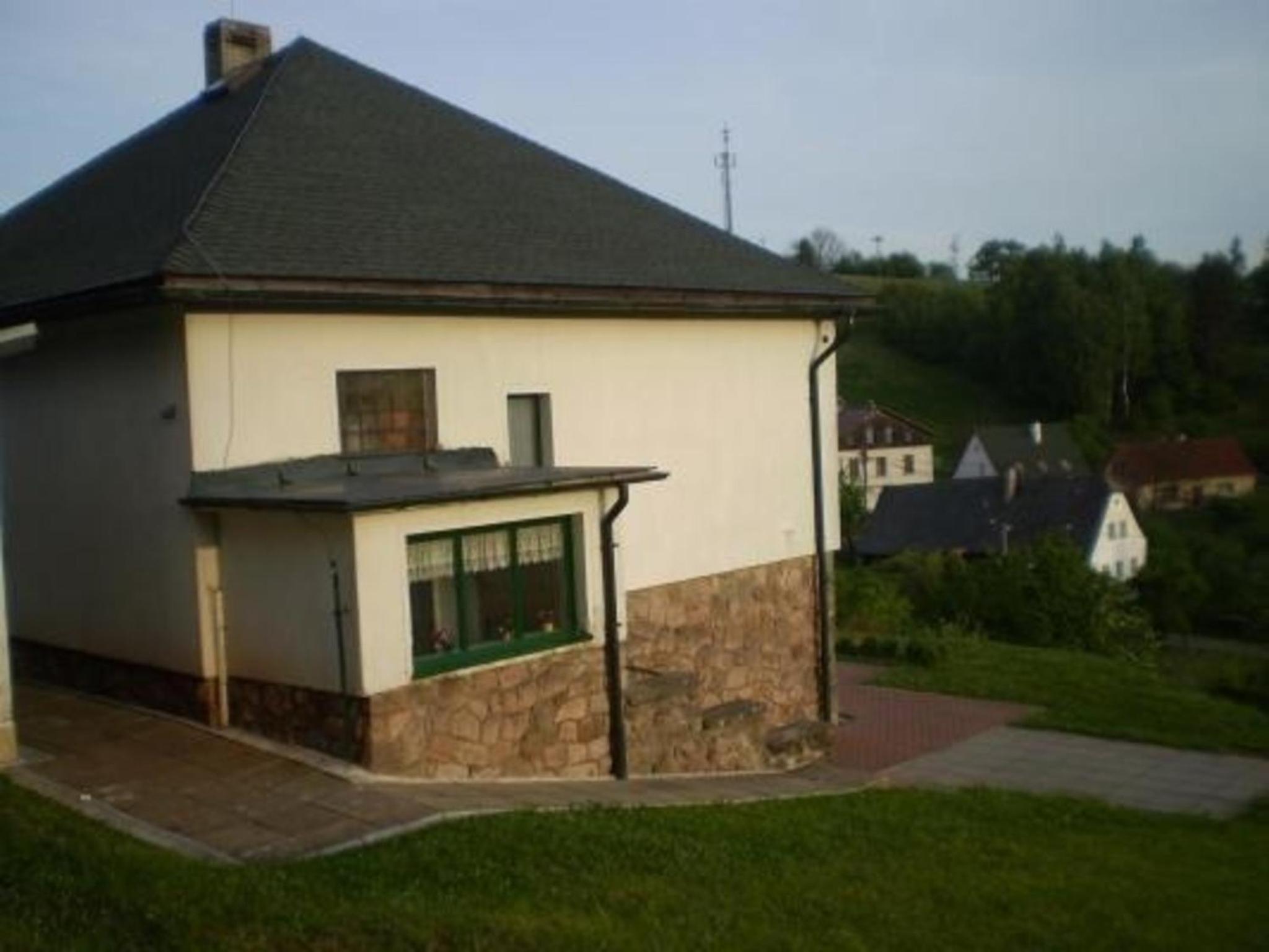 Ein Ferienhaus mit Terrasse und Garten