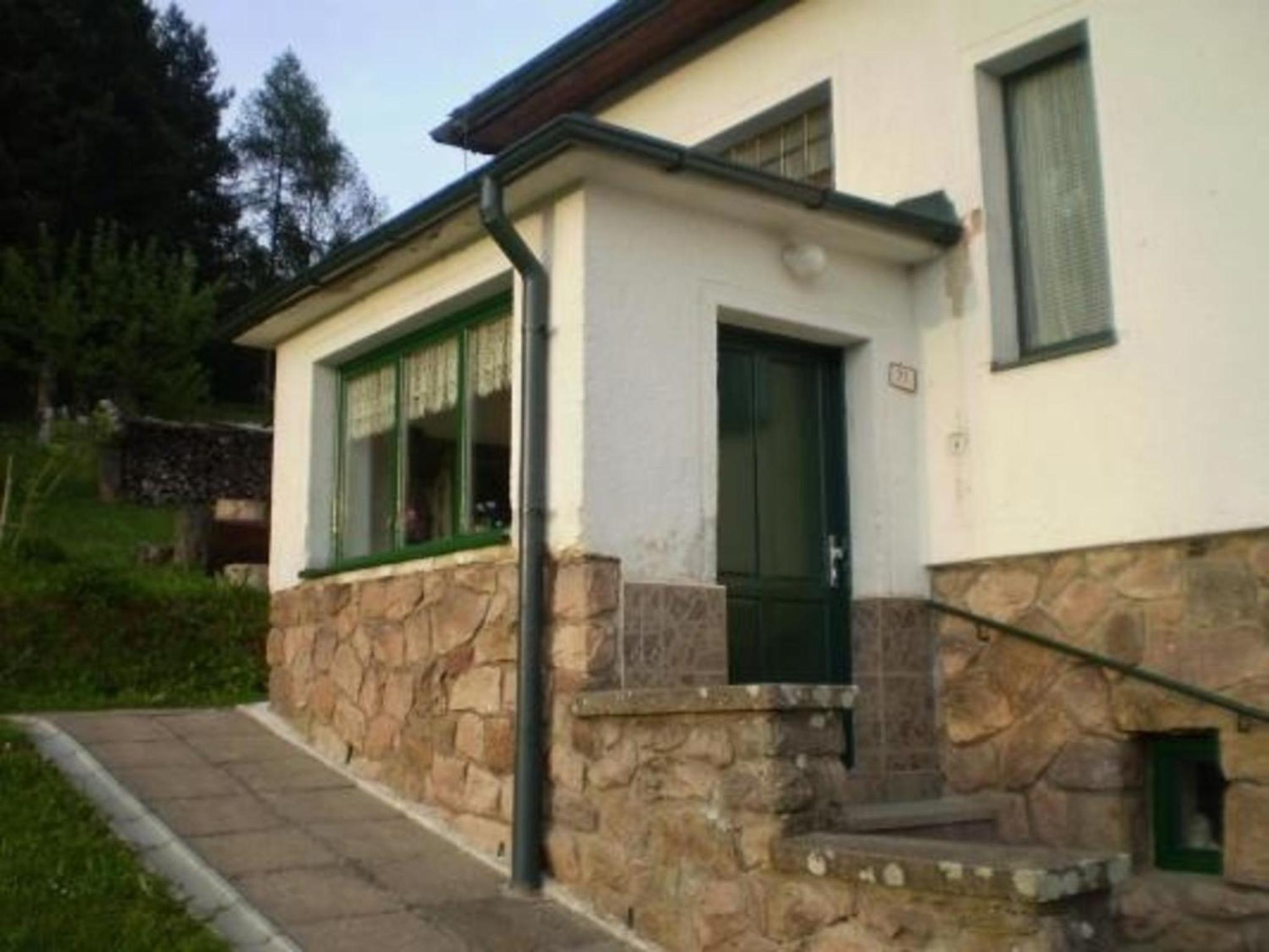 Ein Ferienhaus mit Terrasse und Garten