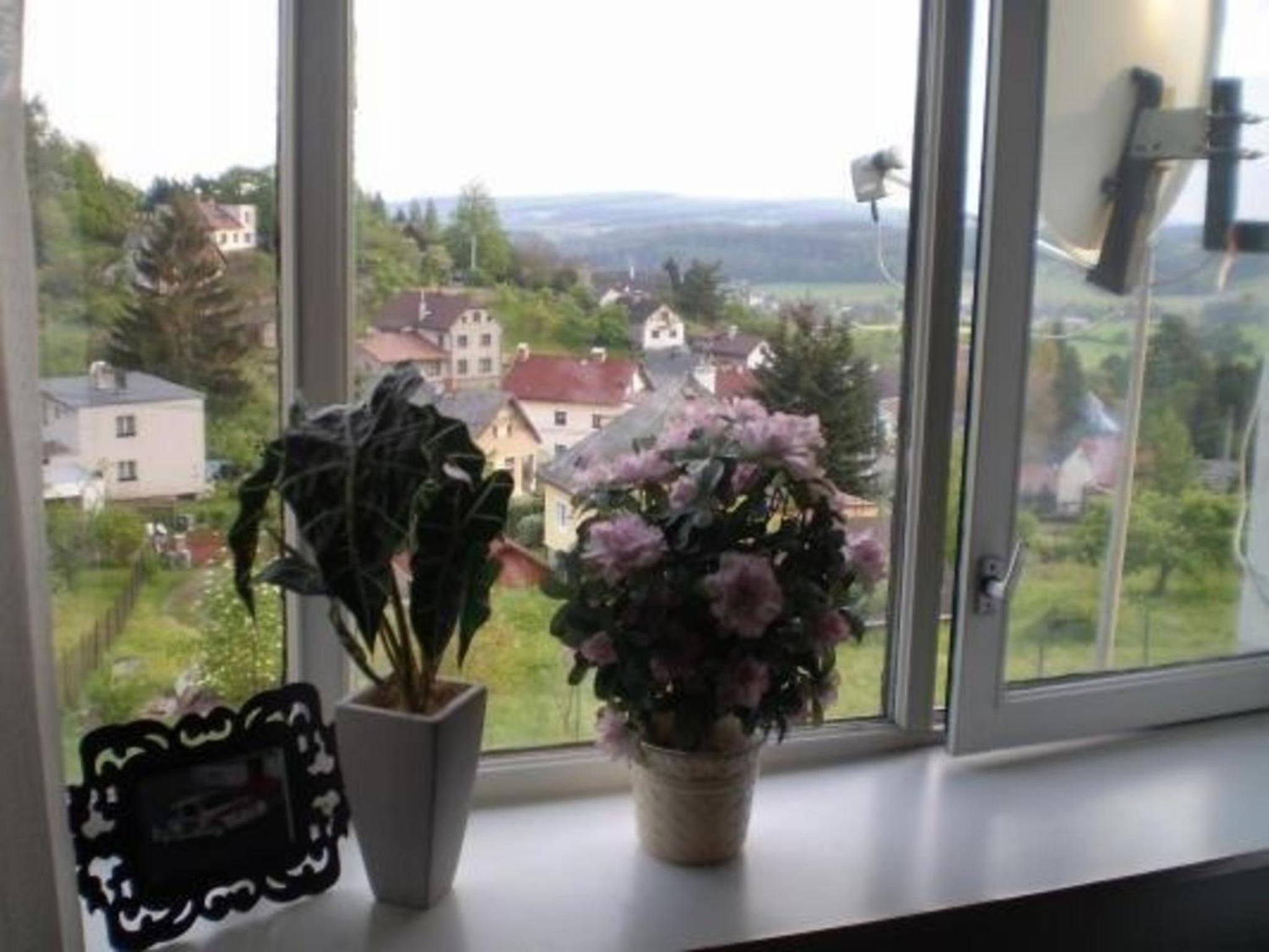 Ein Ferienhaus mit Terrasse und Garten