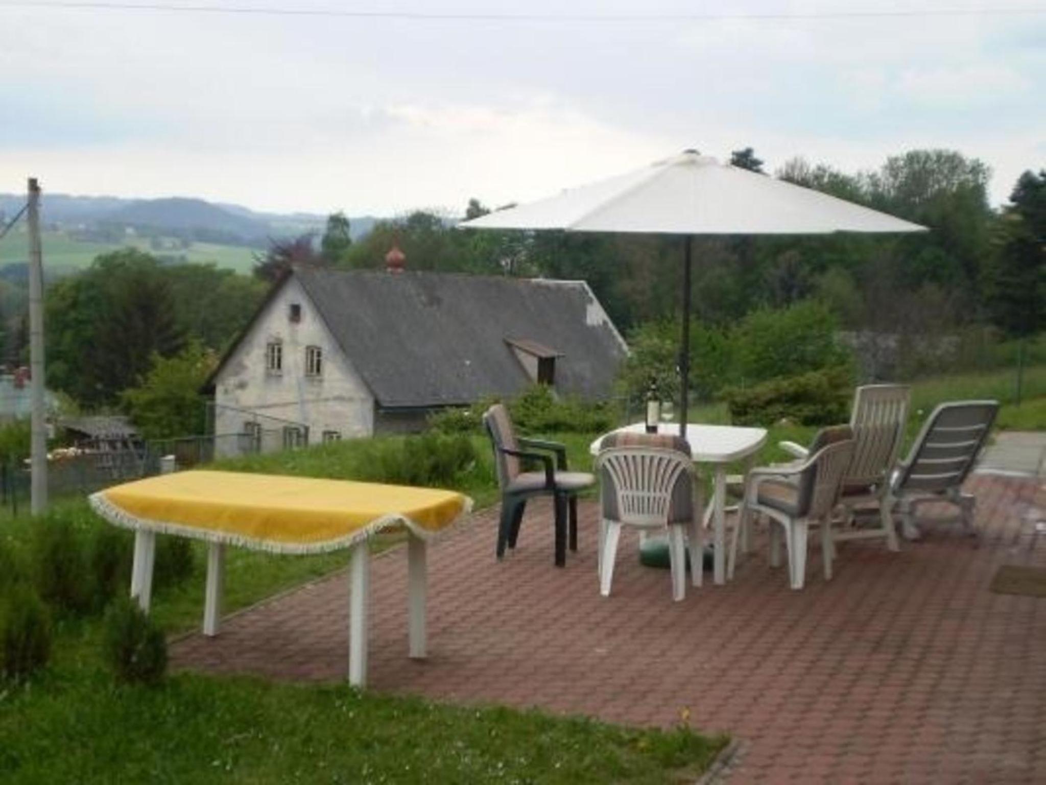 Ein Ferienhaus mit Terrasse und Garten