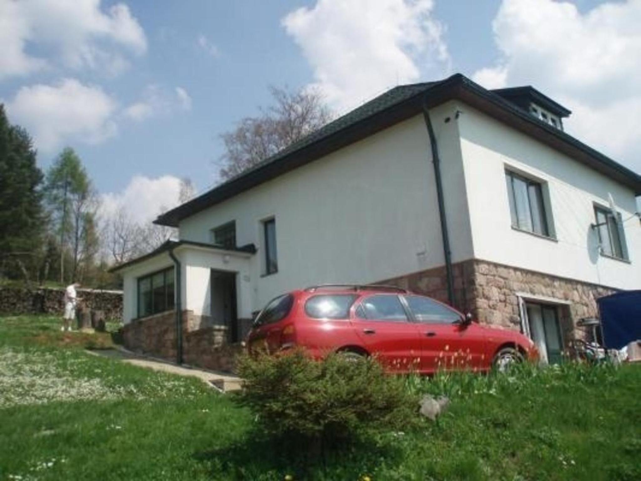 Ein Ferienhaus mit Terrasse und Garten