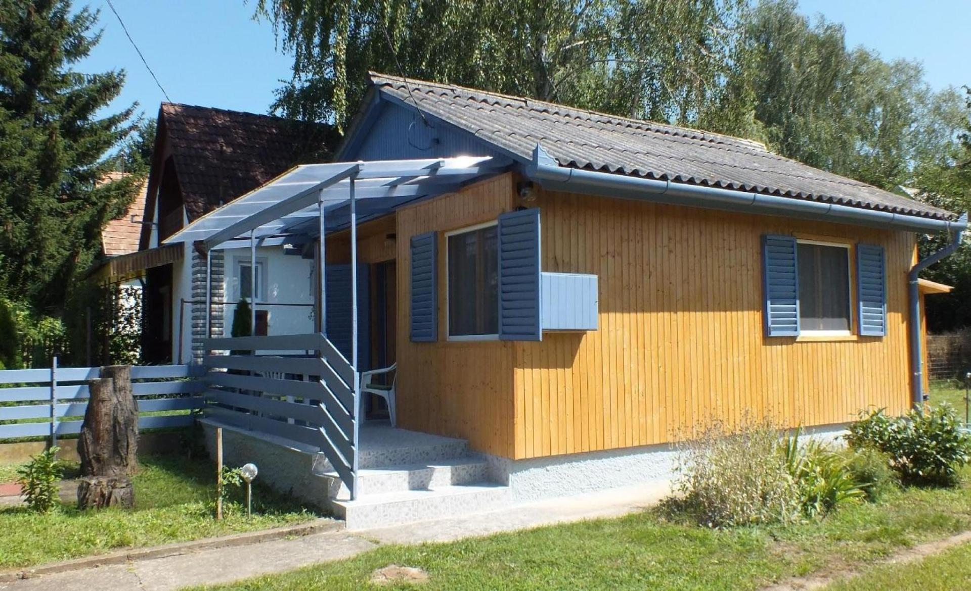 Freistehendes Ferienhaus beim Wellnessbad mit eingezäuntem Garten und Terrasse