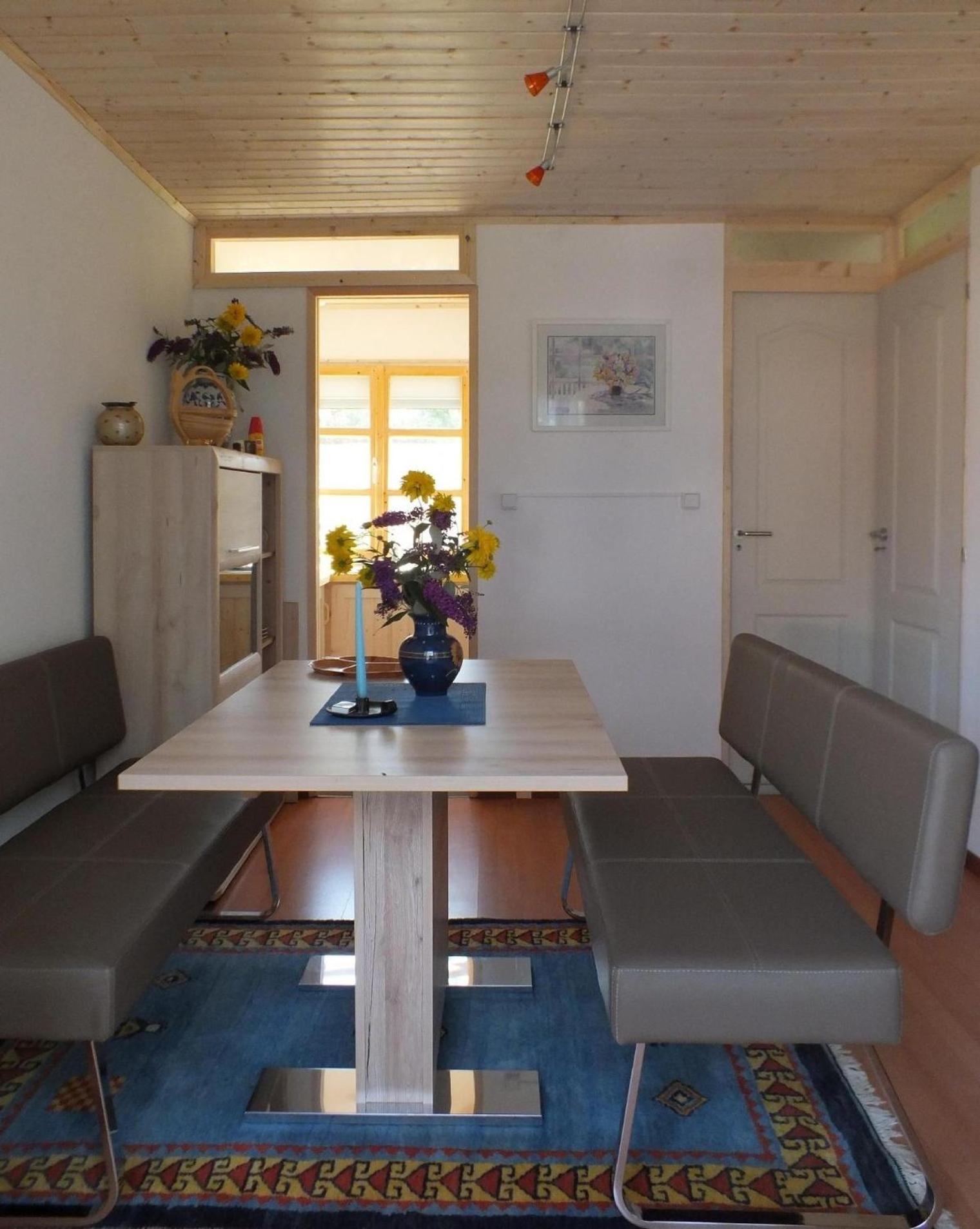 Freistehendes Ferienhaus beim Wellnessbad mit eingezäuntem Garten und Terrasse