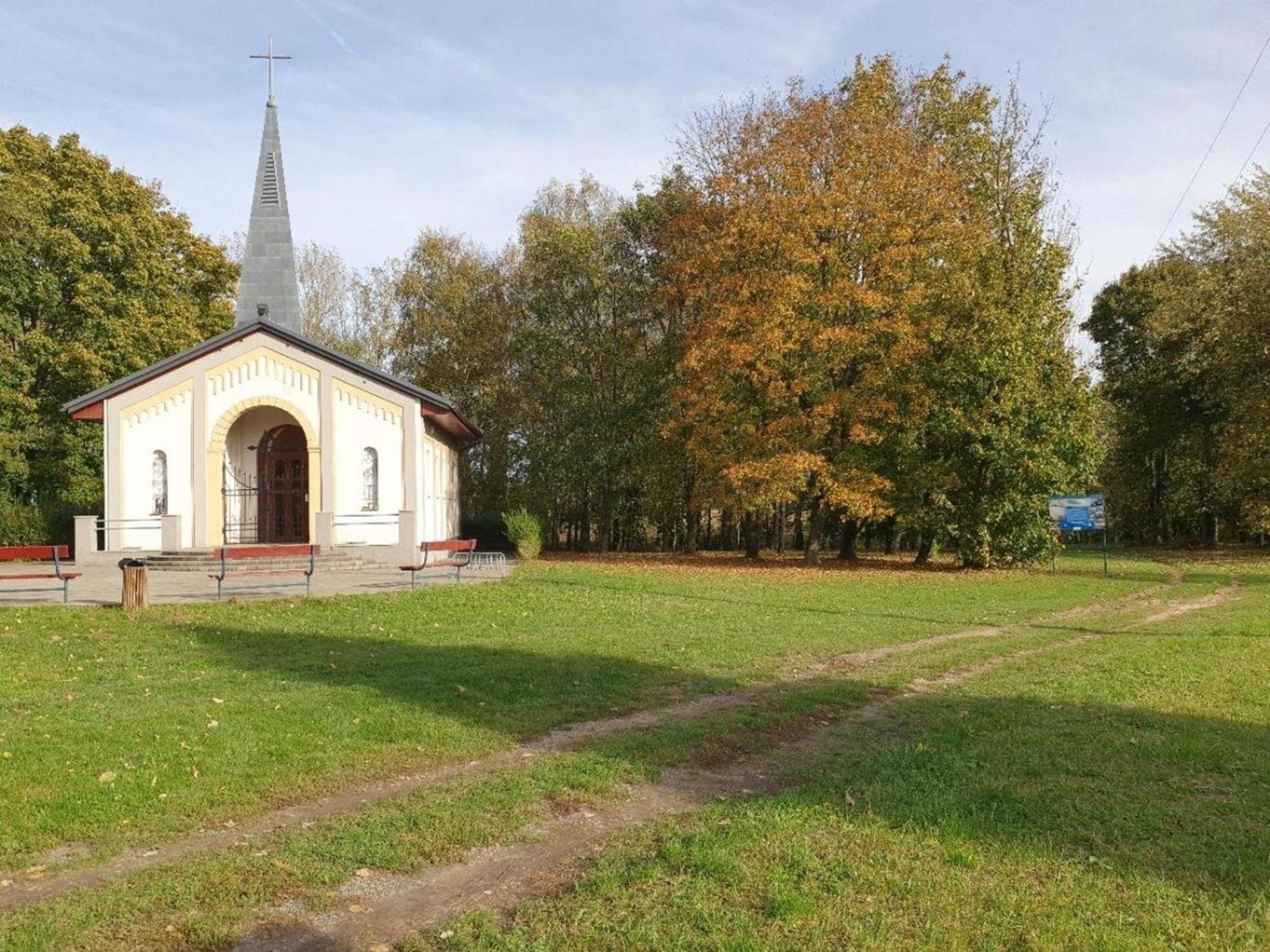 Freistehendes Ferienhaus beim Wellnessbad mit eingezäuntem Garten und Terrasse