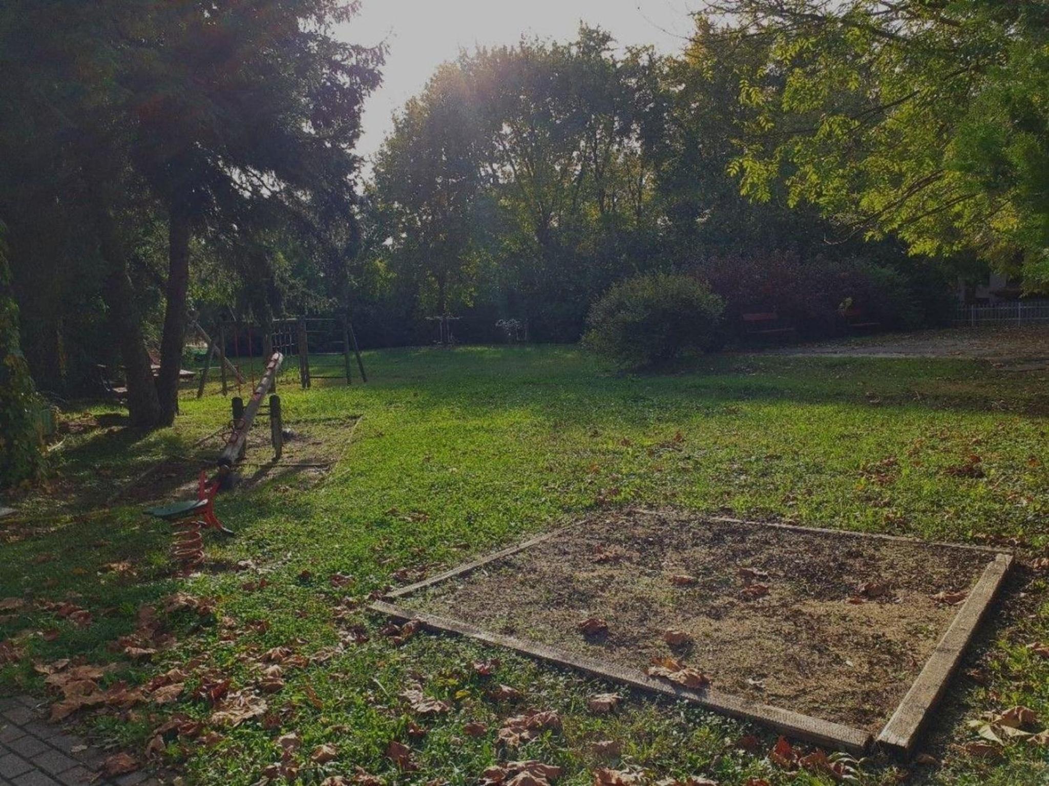 Freistehendes Ferienhaus beim Wellnessbad mit eingezäuntem Garten und Terrasse