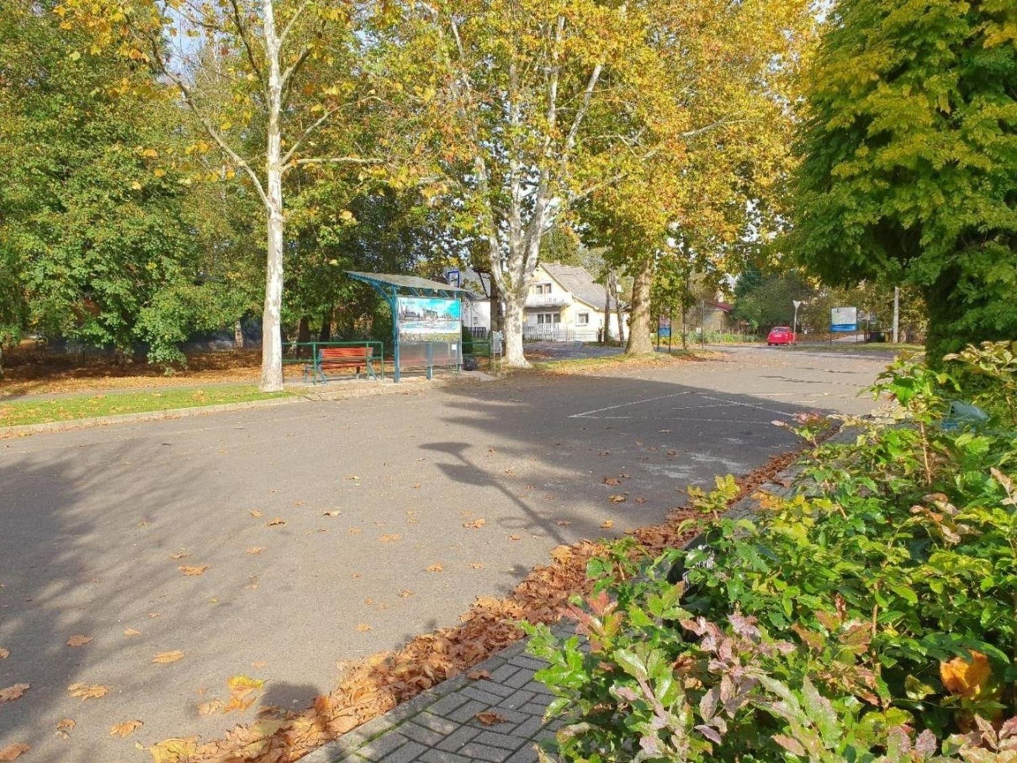 Freistehendes Ferienhaus beim Wellnessbad mit eingezäuntem Garten und Terrasse