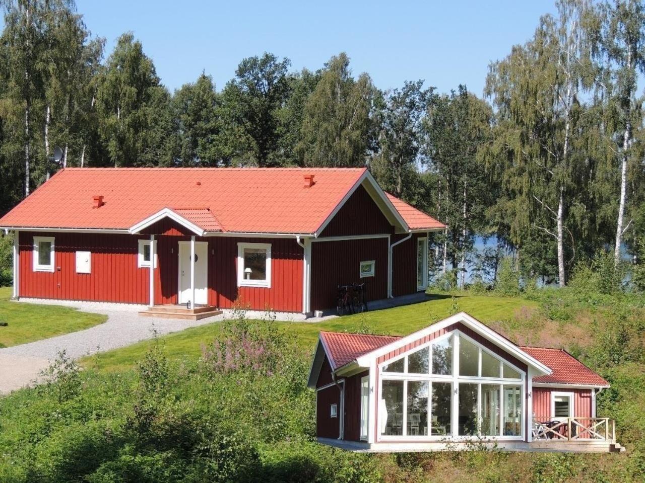 Modernes und hell eingerichtetes Haus mit Blick auf einen See view 3
