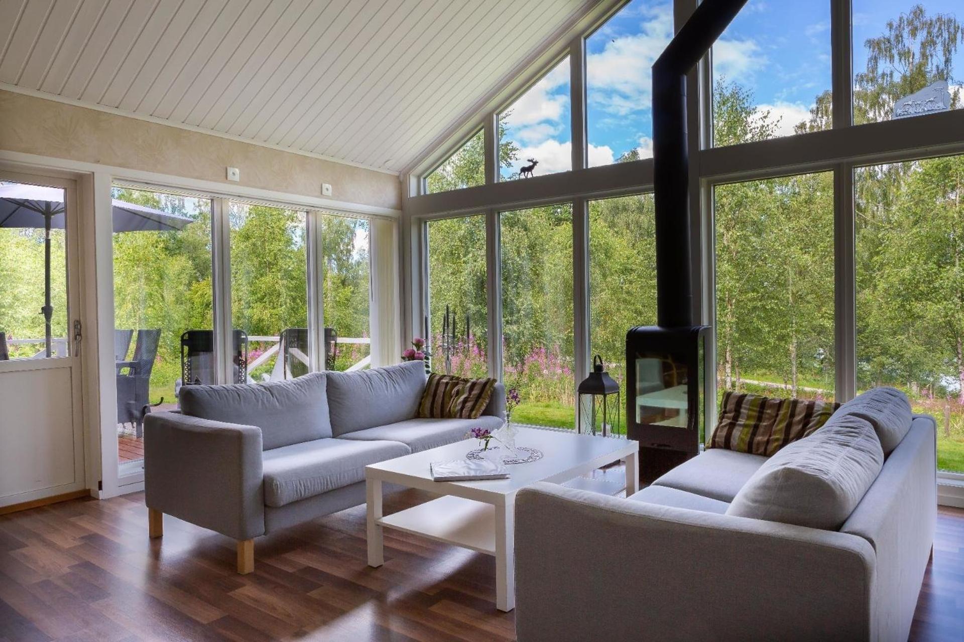 Modernes und hell eingerichtetes Haus mit Blick auf einen See view 4