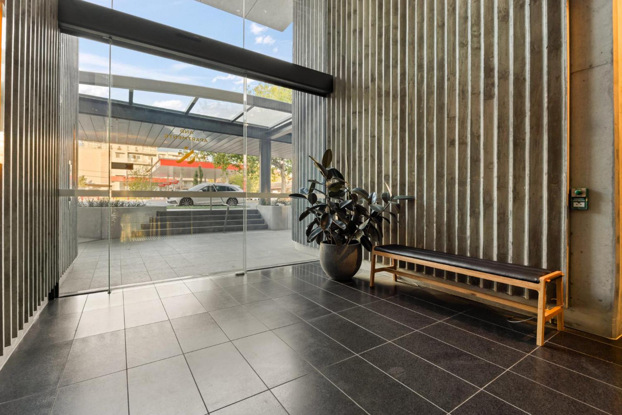 Elegant 2-Bed Urban Retreat with Outdoor Dining