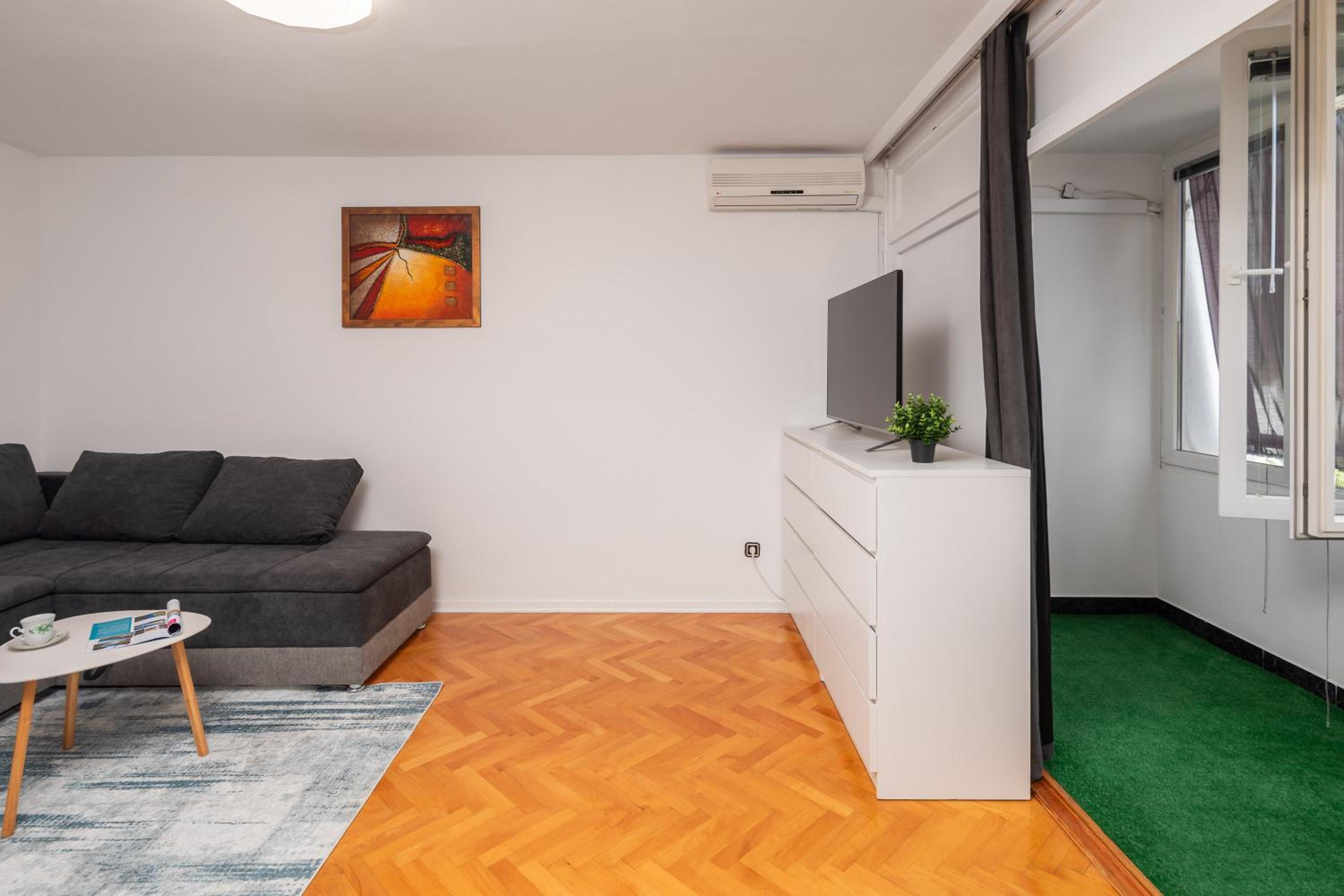 Apollo Apartment