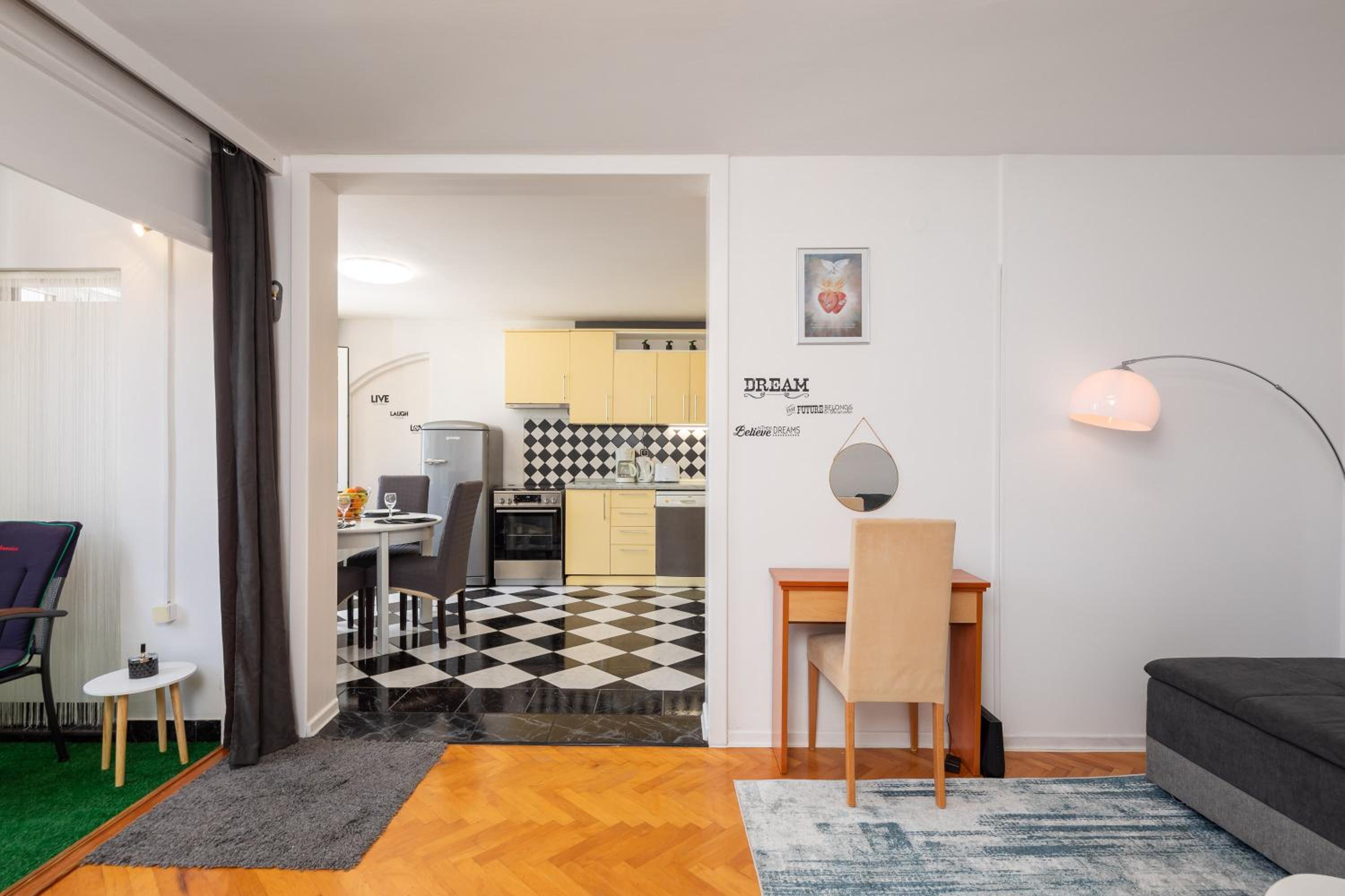 Apollo Apartment