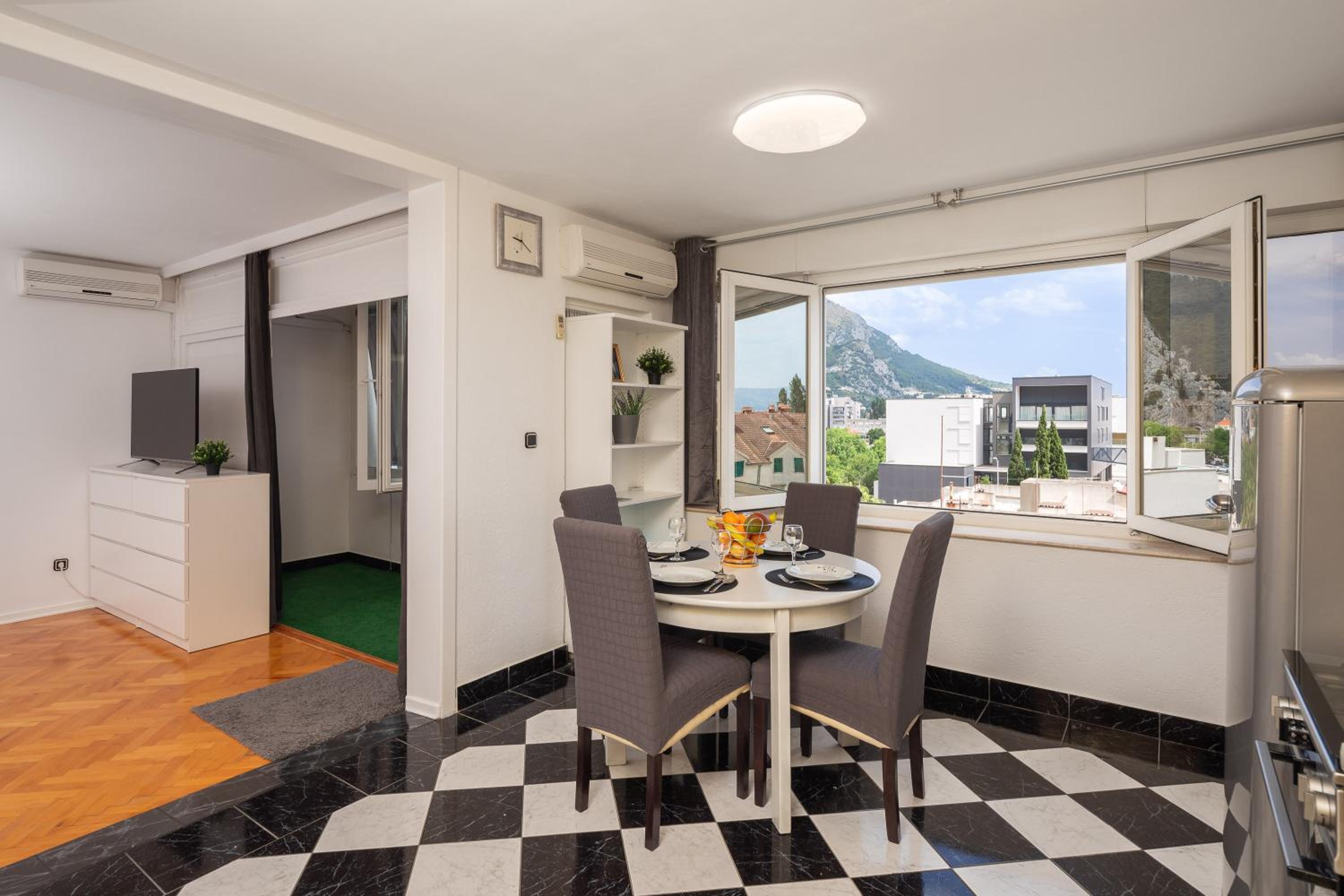 Apollo Apartment