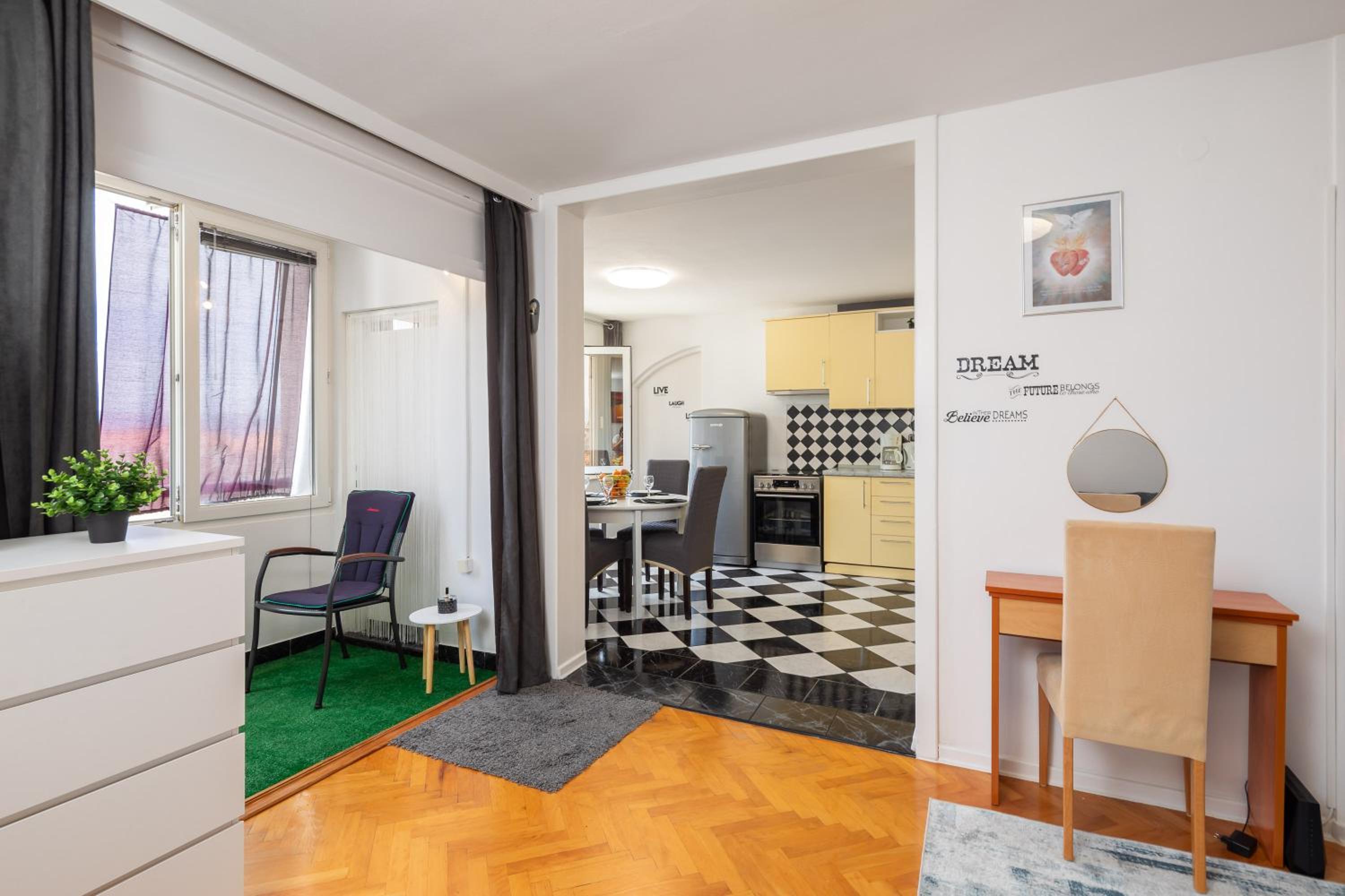 Apollo Apartment