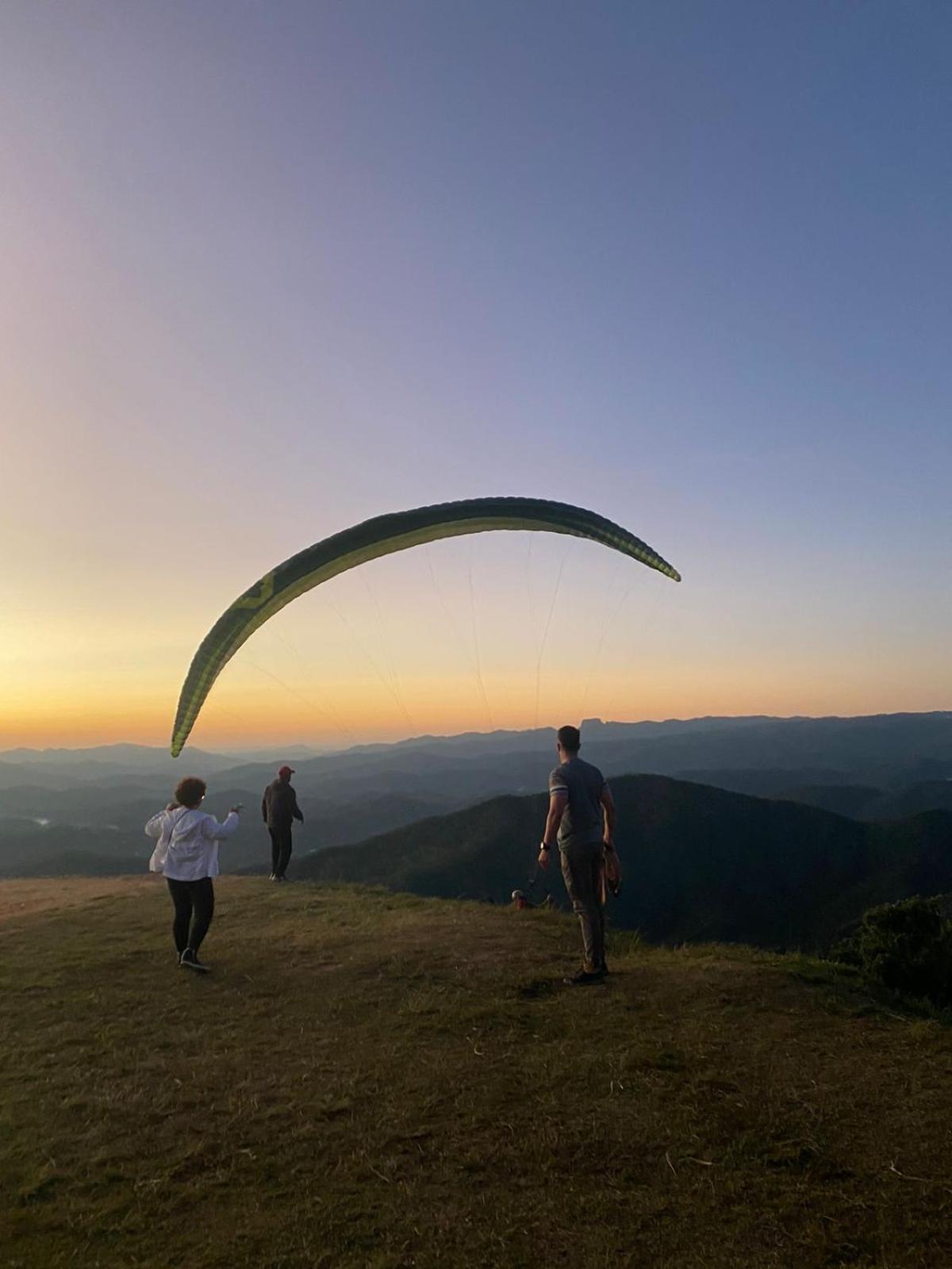 De cara com as montanhas e a 2 km do charmoso centrinho