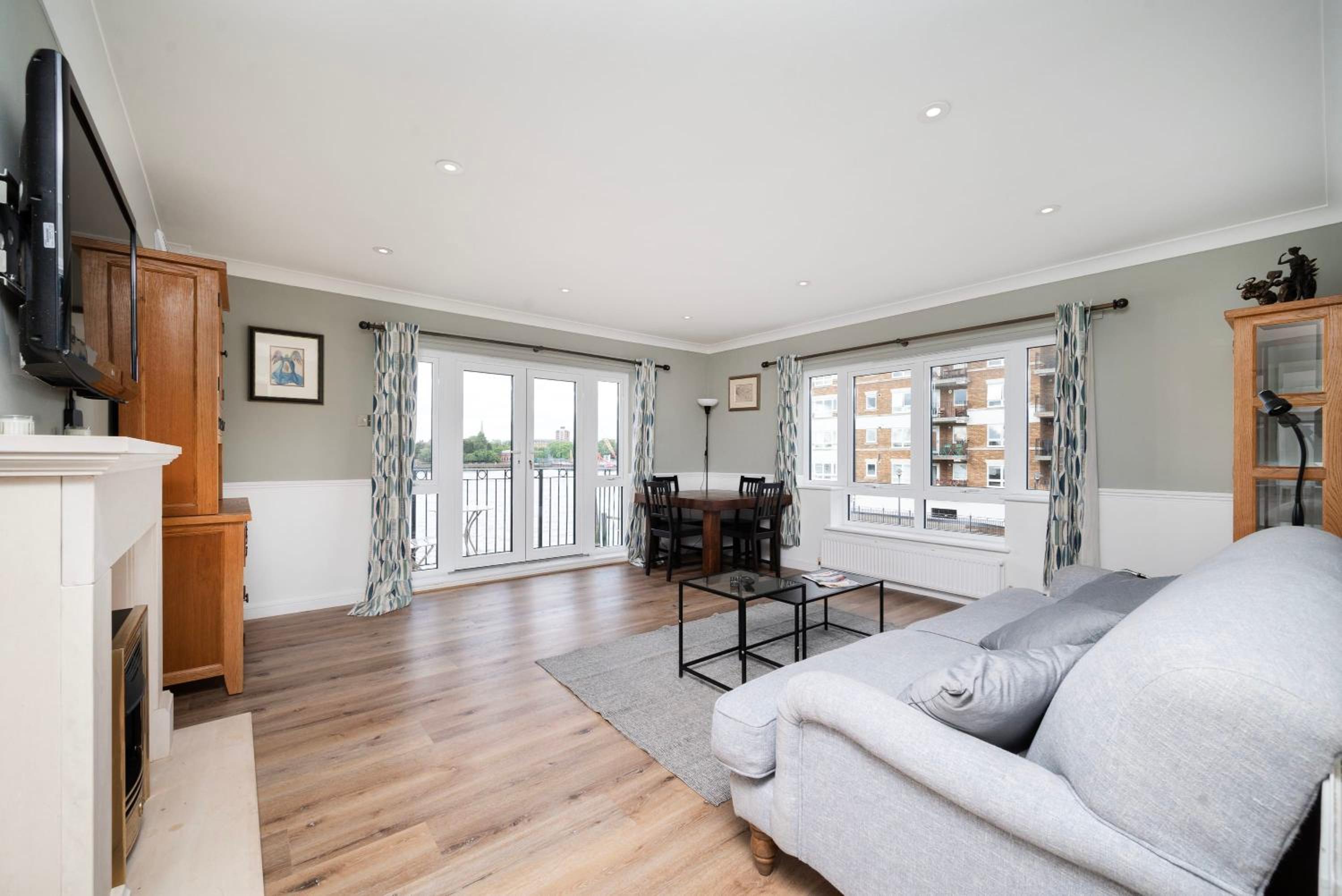 Wonderful 2BR Flat with River Views and Balcony view 3