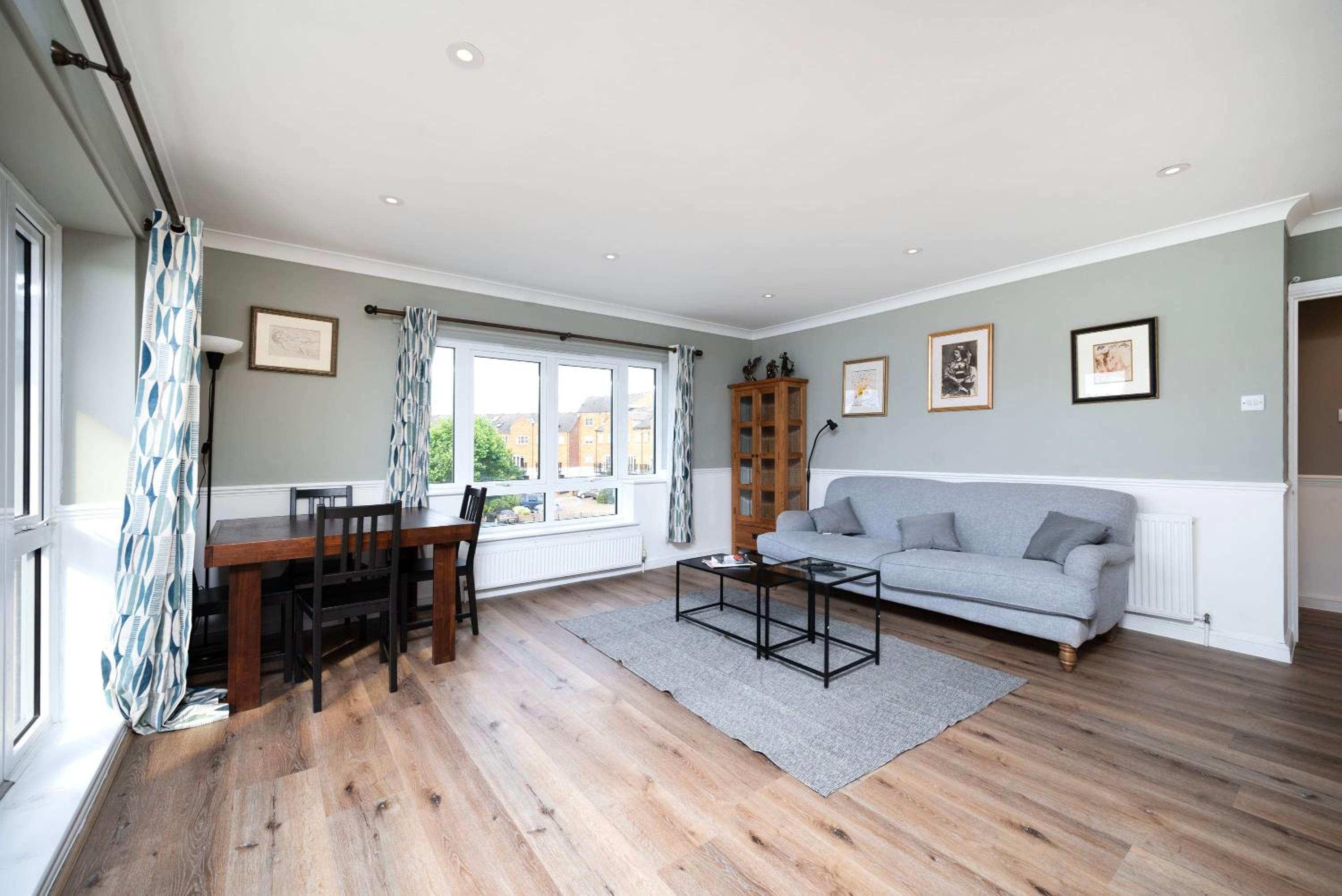 Wonderful 2BR Flat with River Views and Balcony view 4