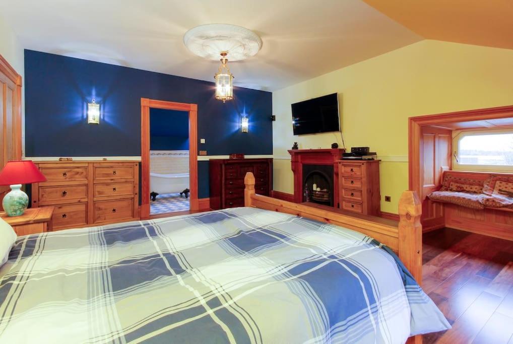 The Doune, Luxury Traditional Country House with hot tub