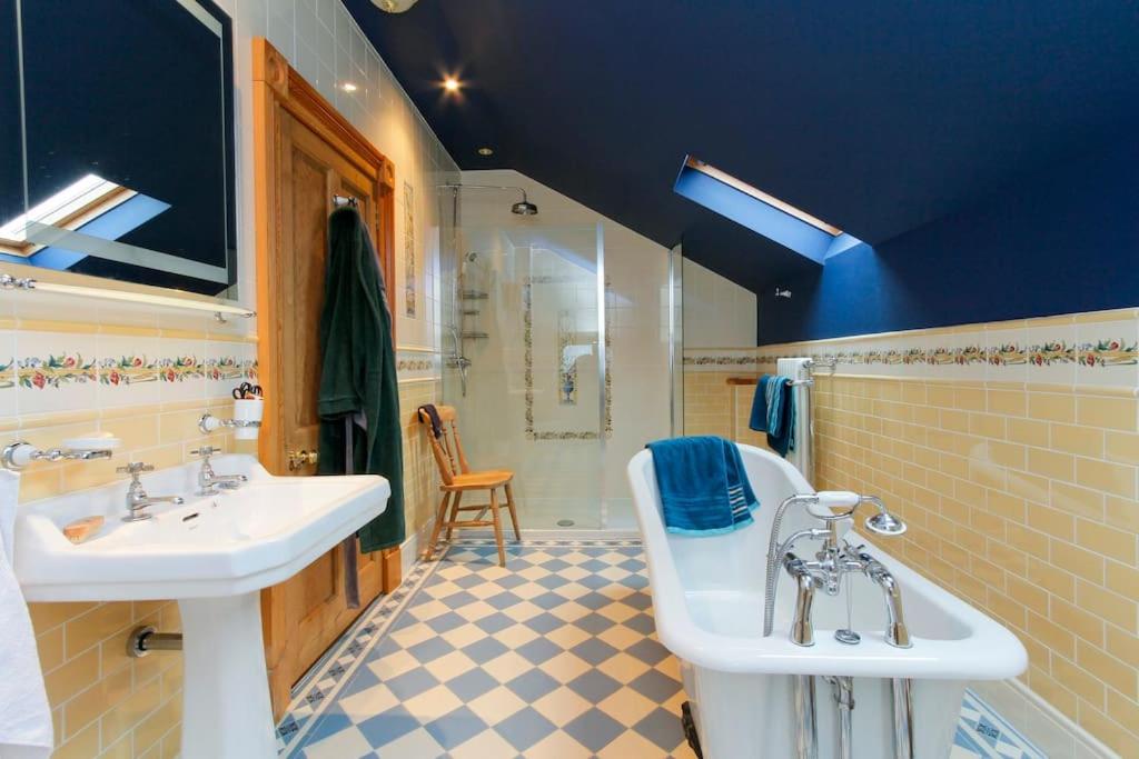The Doune, Luxury Traditional Country House with hot tub