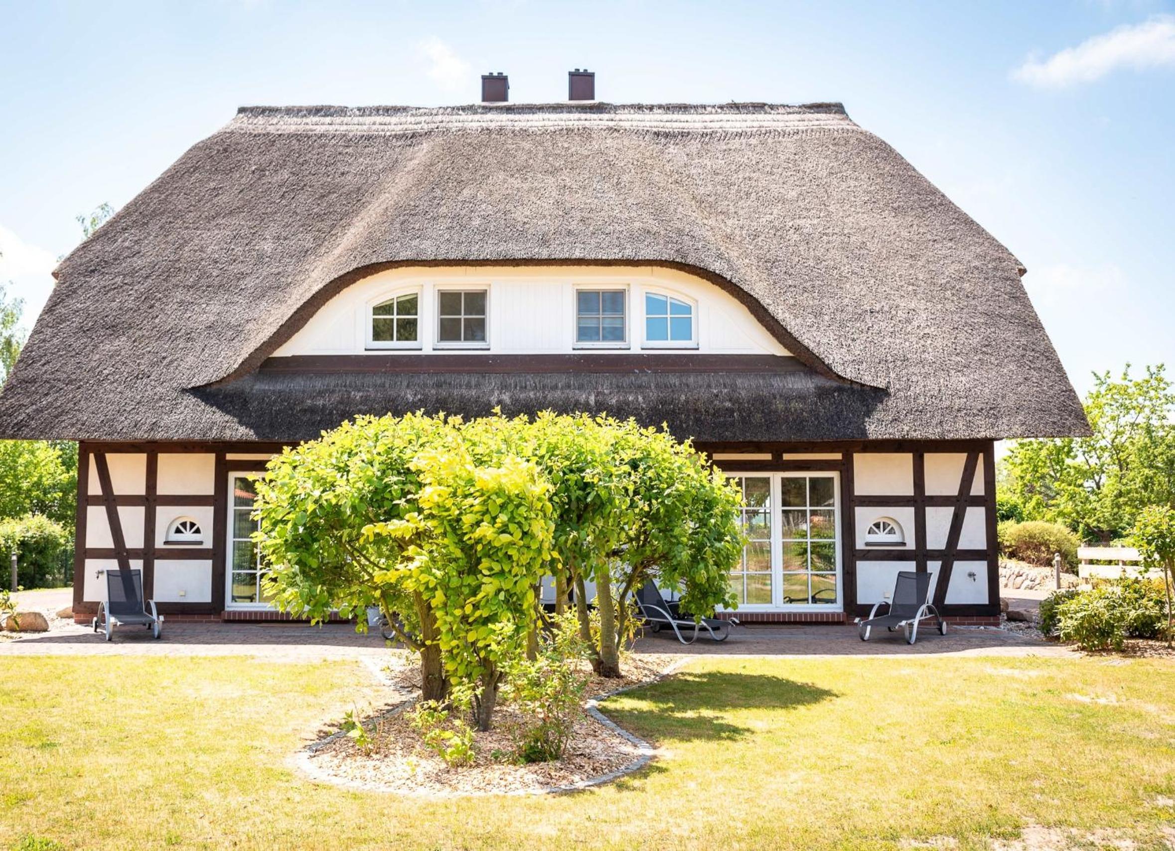 Reethus-am-Hafen Reetdachhaus Hafenblick mit Garten und Blick aufs Wasser