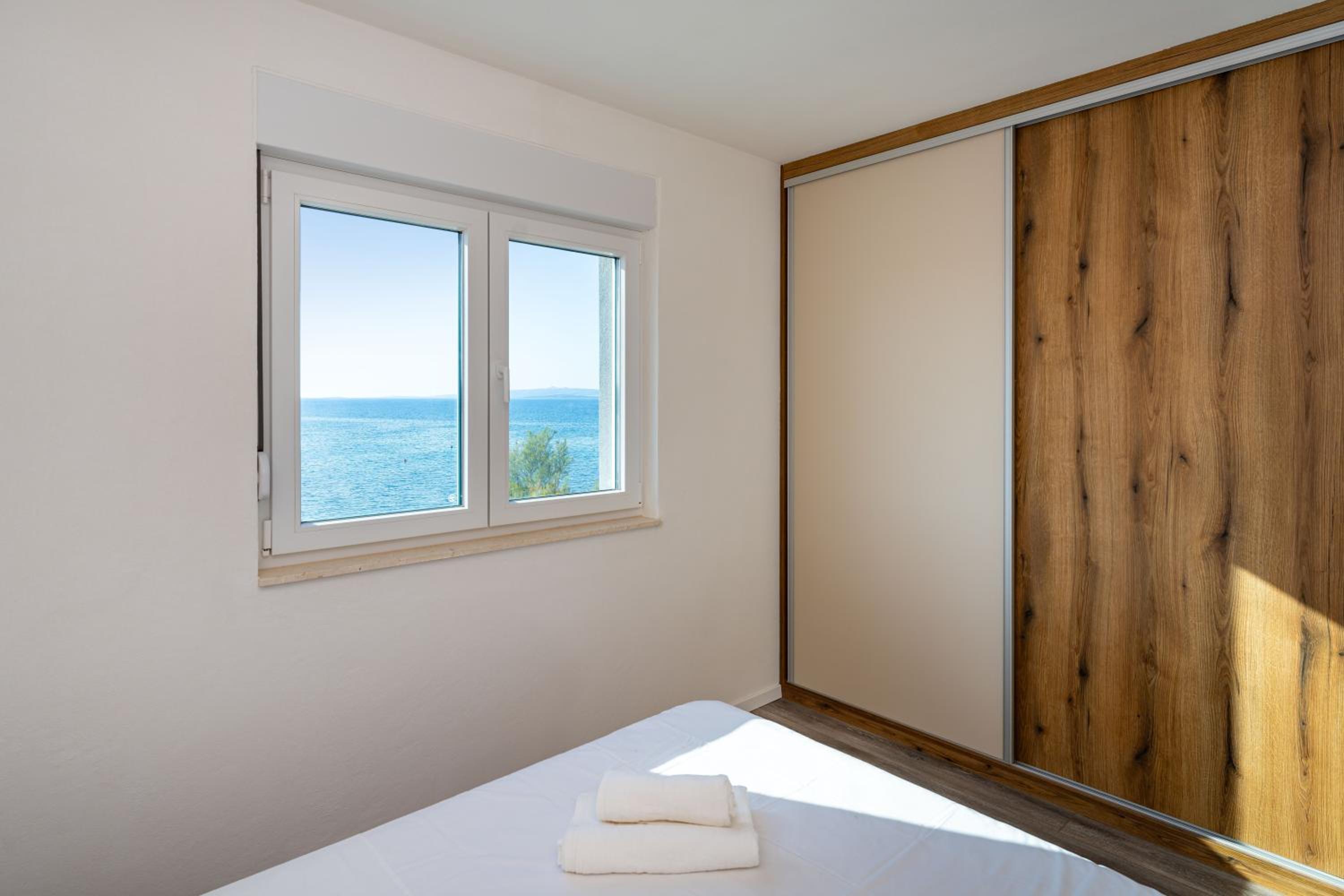 LUXURY BEACHFRONT PARADISE Vir