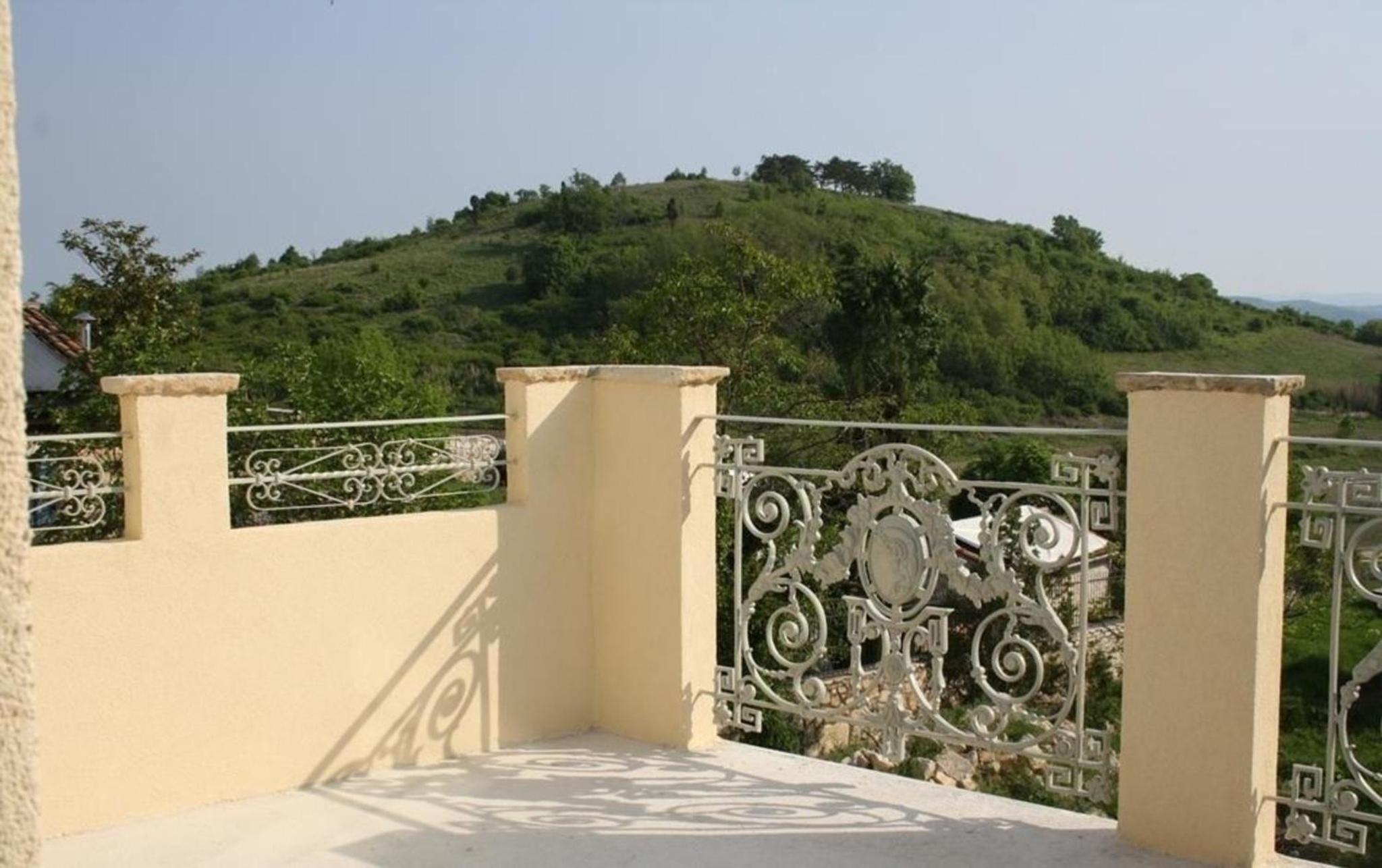Liebevoll eingerichtetes istrisches Steinhaus mit großer überdachter Terrasse in zentraler Lage