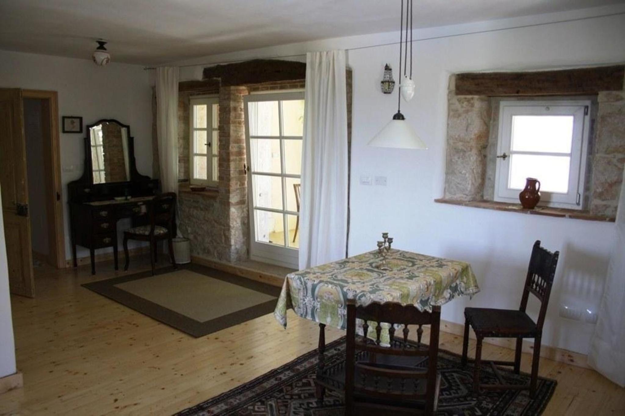 Liebevoll eingerichtetes istrisches Steinhaus mit großer überdachter Terrasse in zentraler Lage