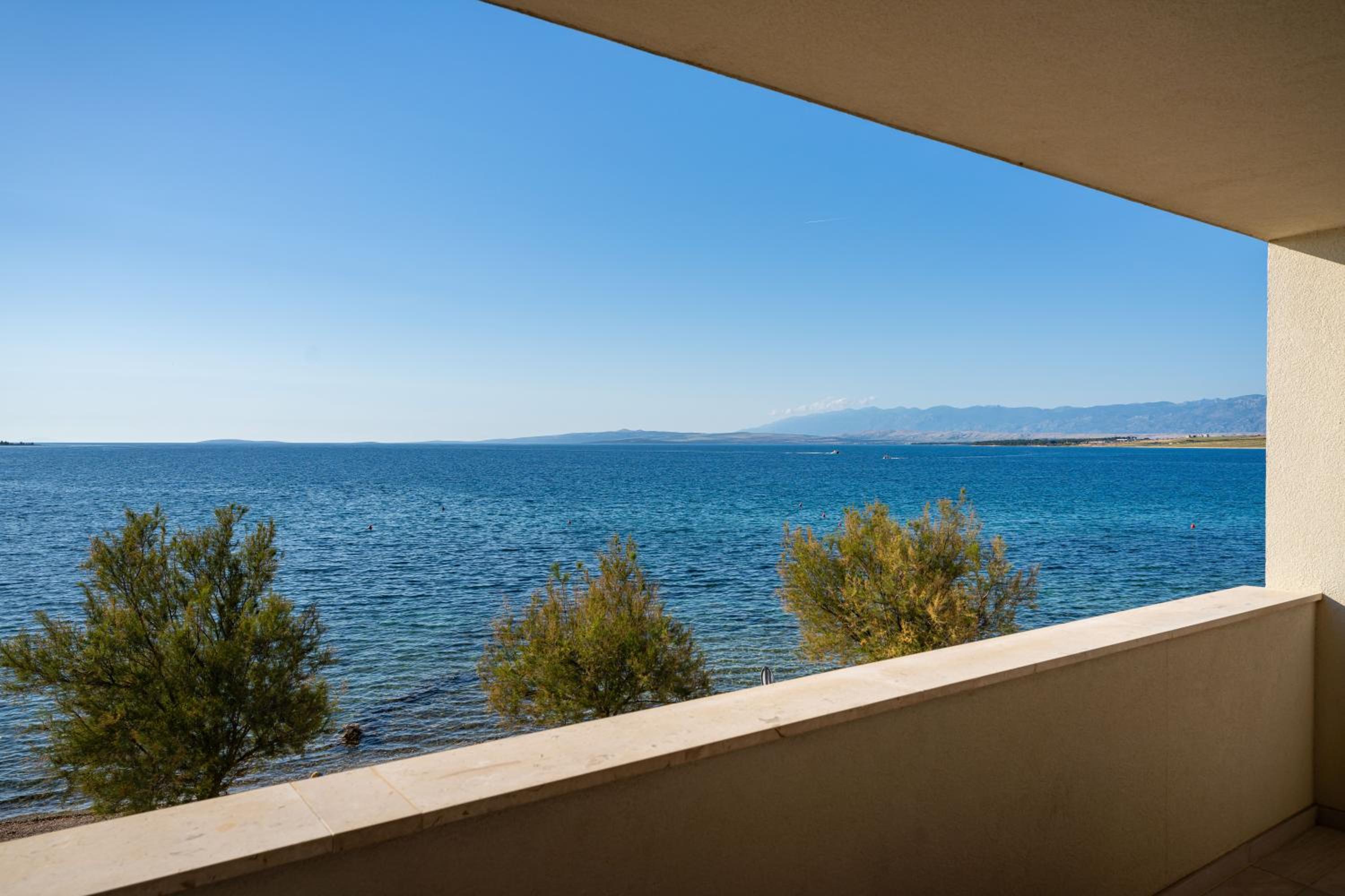 LUXURY BEACHFRONT PARADISE Vir
