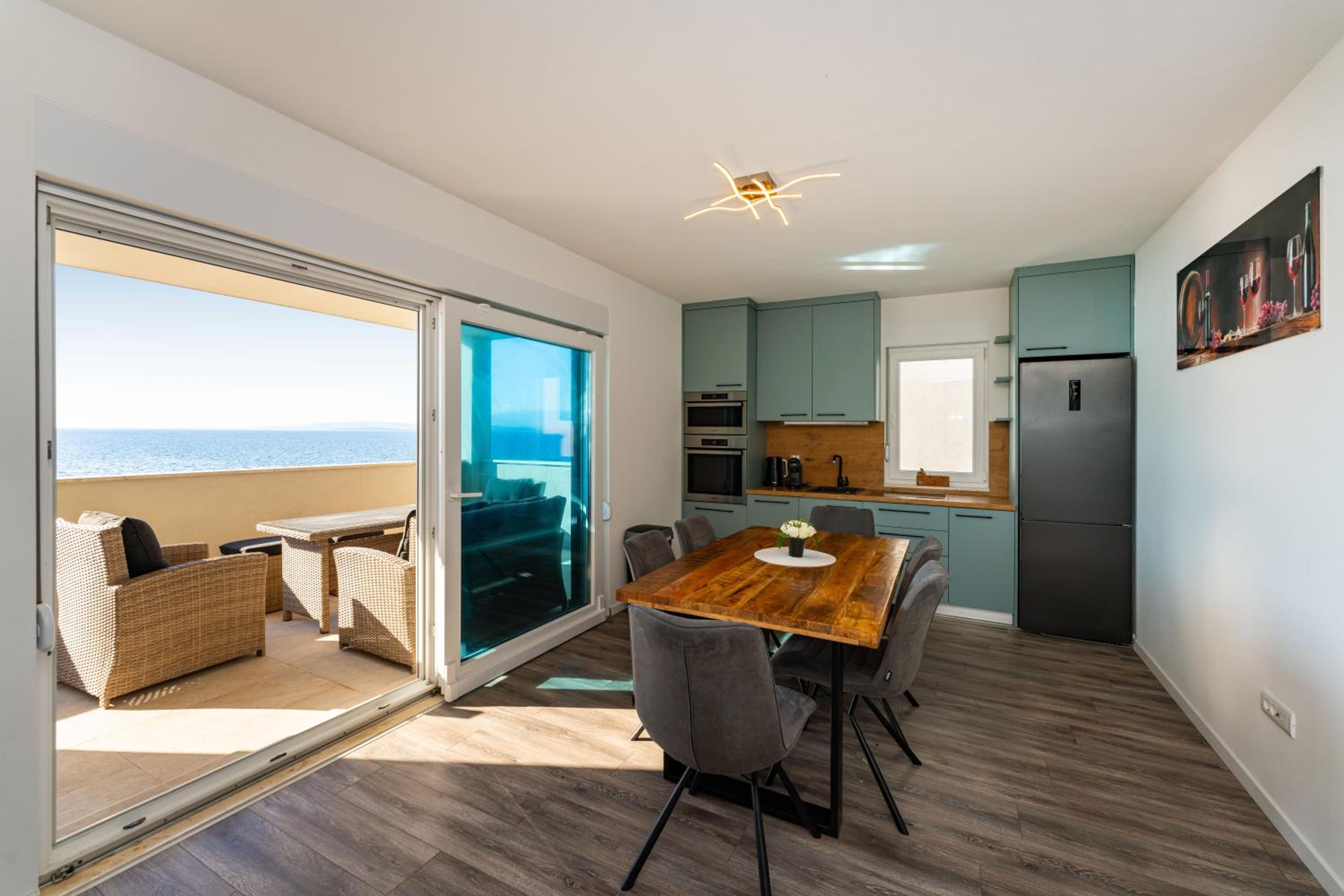 LUXURY BEACHFRONT PARADISE Vir