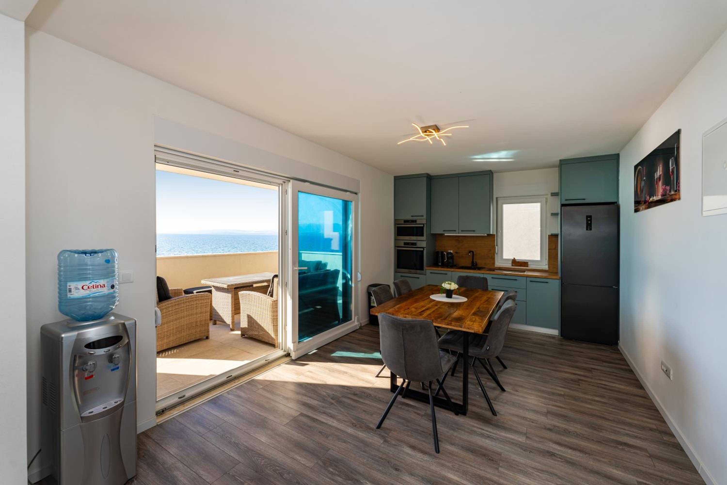 LUXURY BEACHFRONT PARADISE Vir
