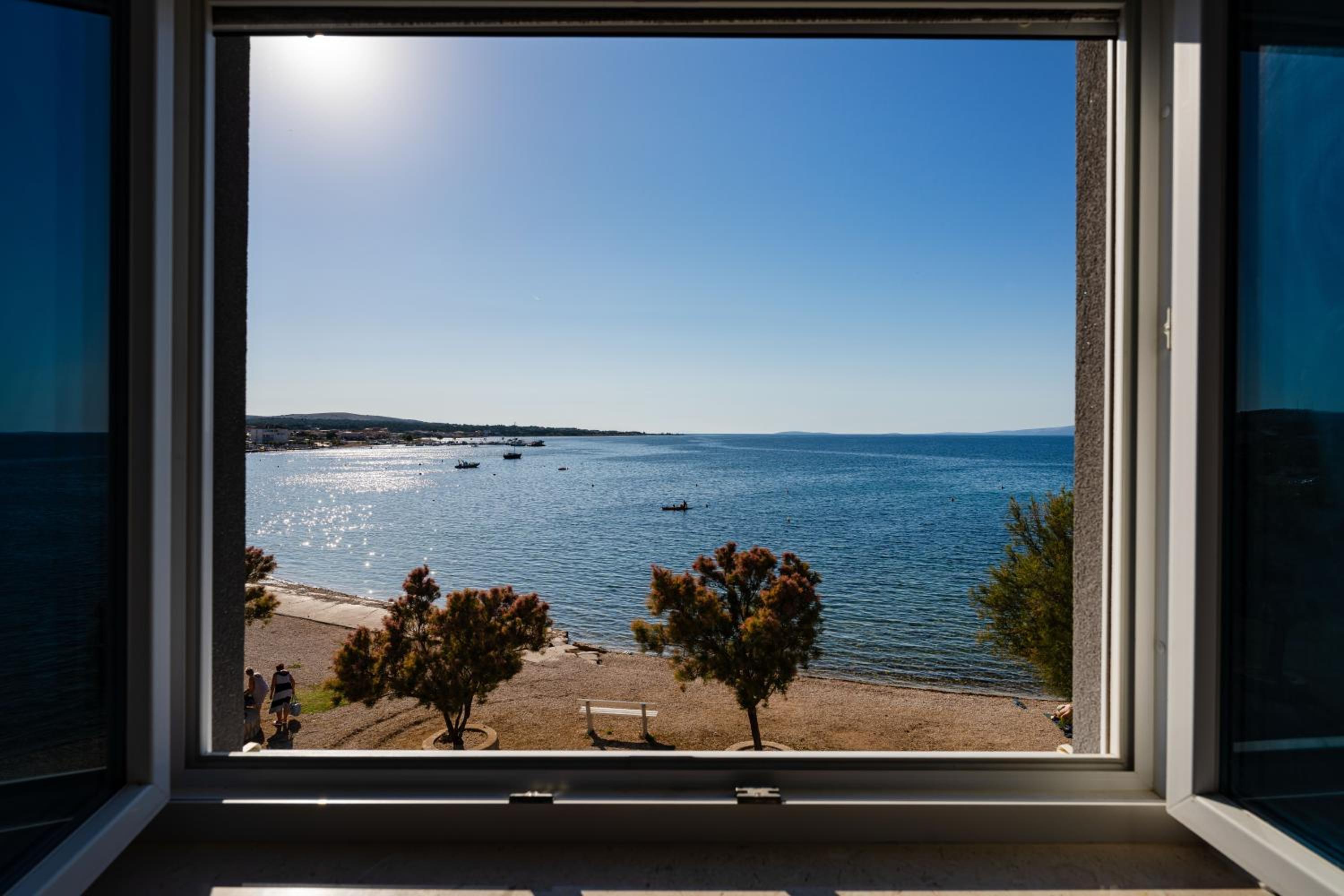 LUXURY BEACHFRONT PARADISE Vir