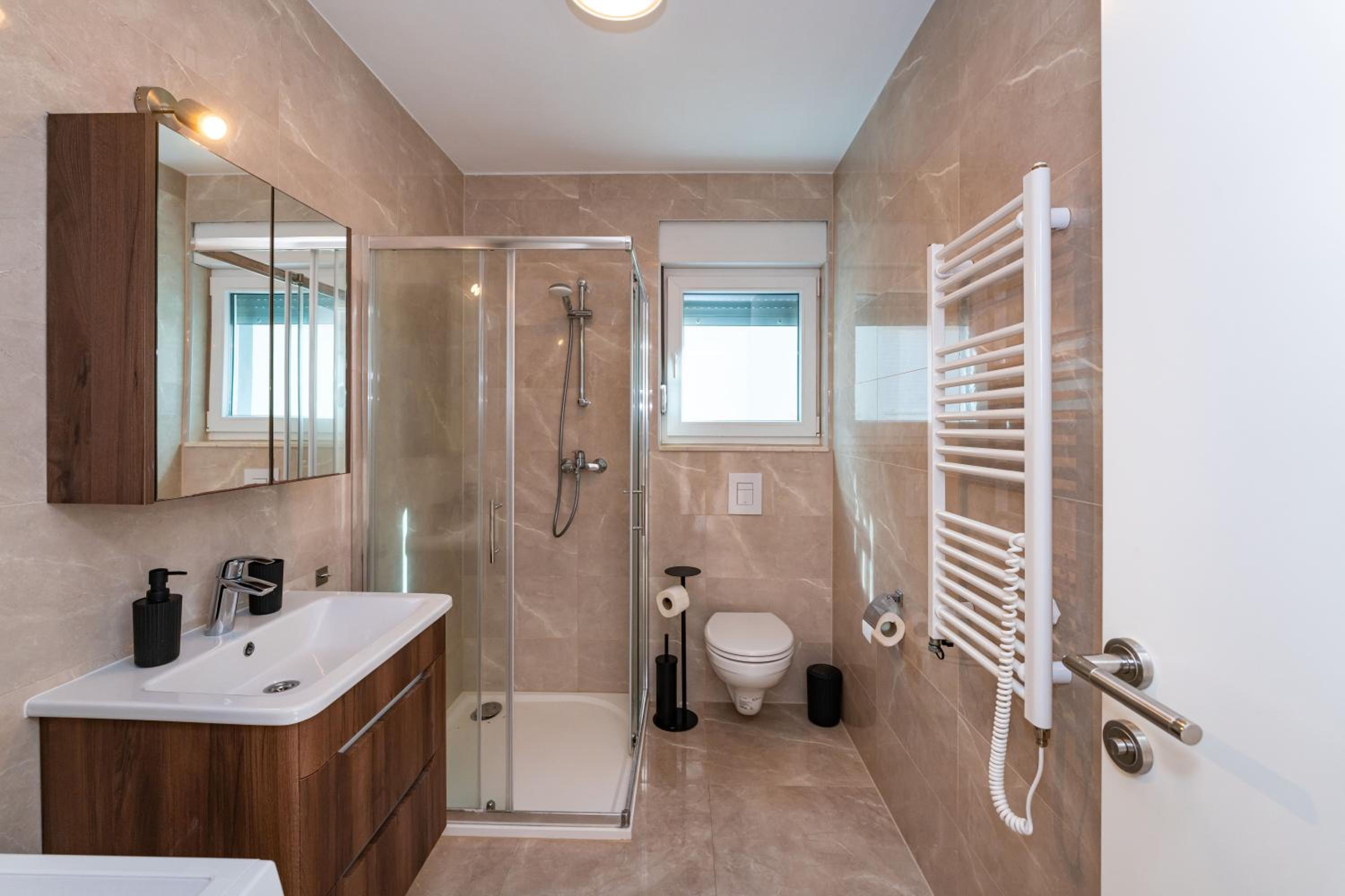LUXURY BEACHFRONT PARADISE Vir