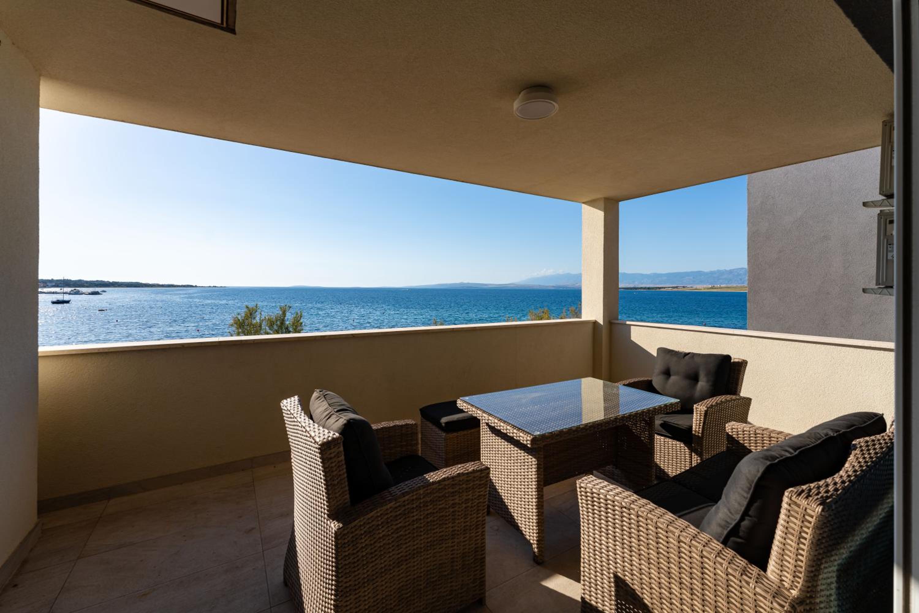 LUXURY BEACHFRONT PARADISE Vir