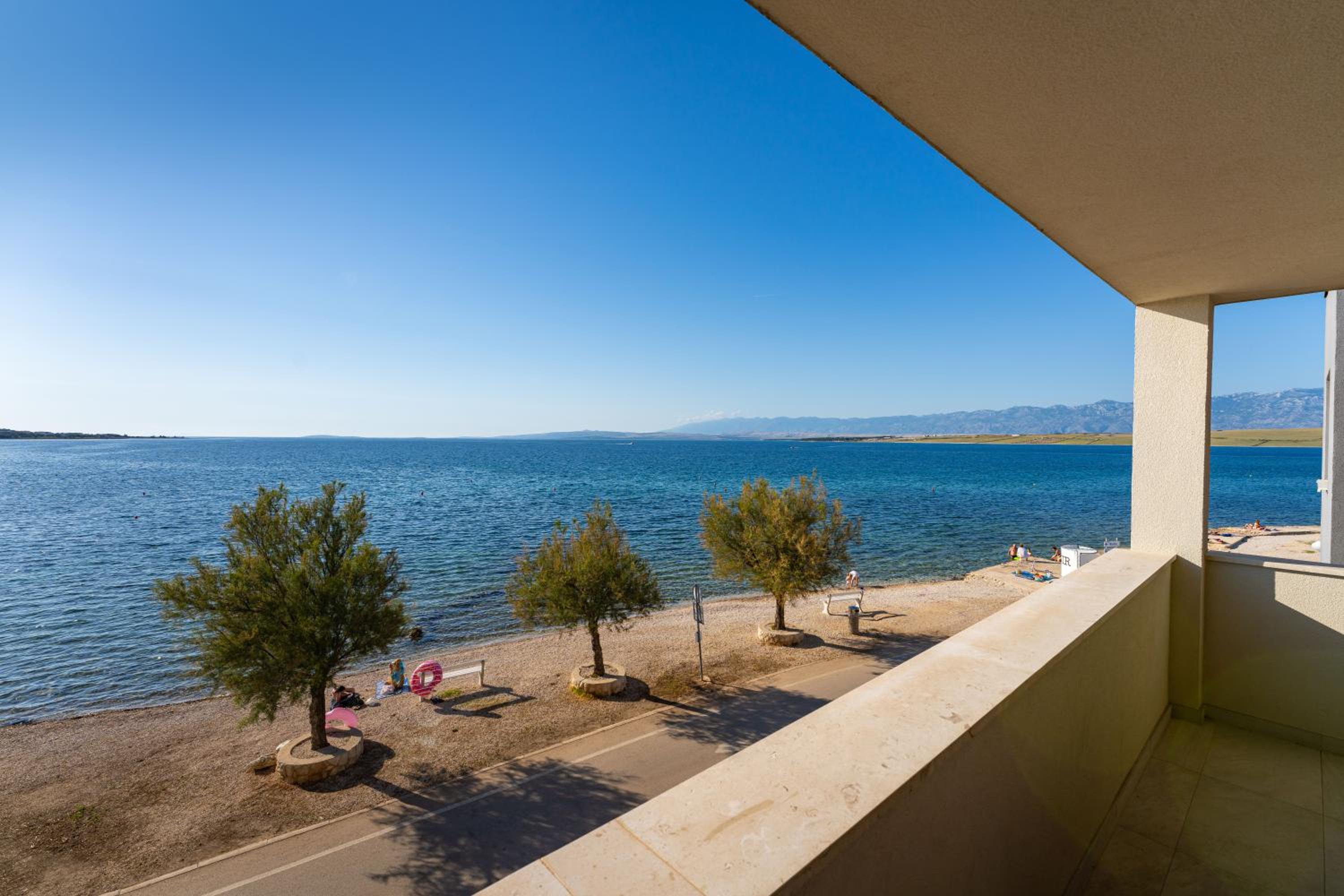 LUXURY BEACHFRONT PARADISE Vir