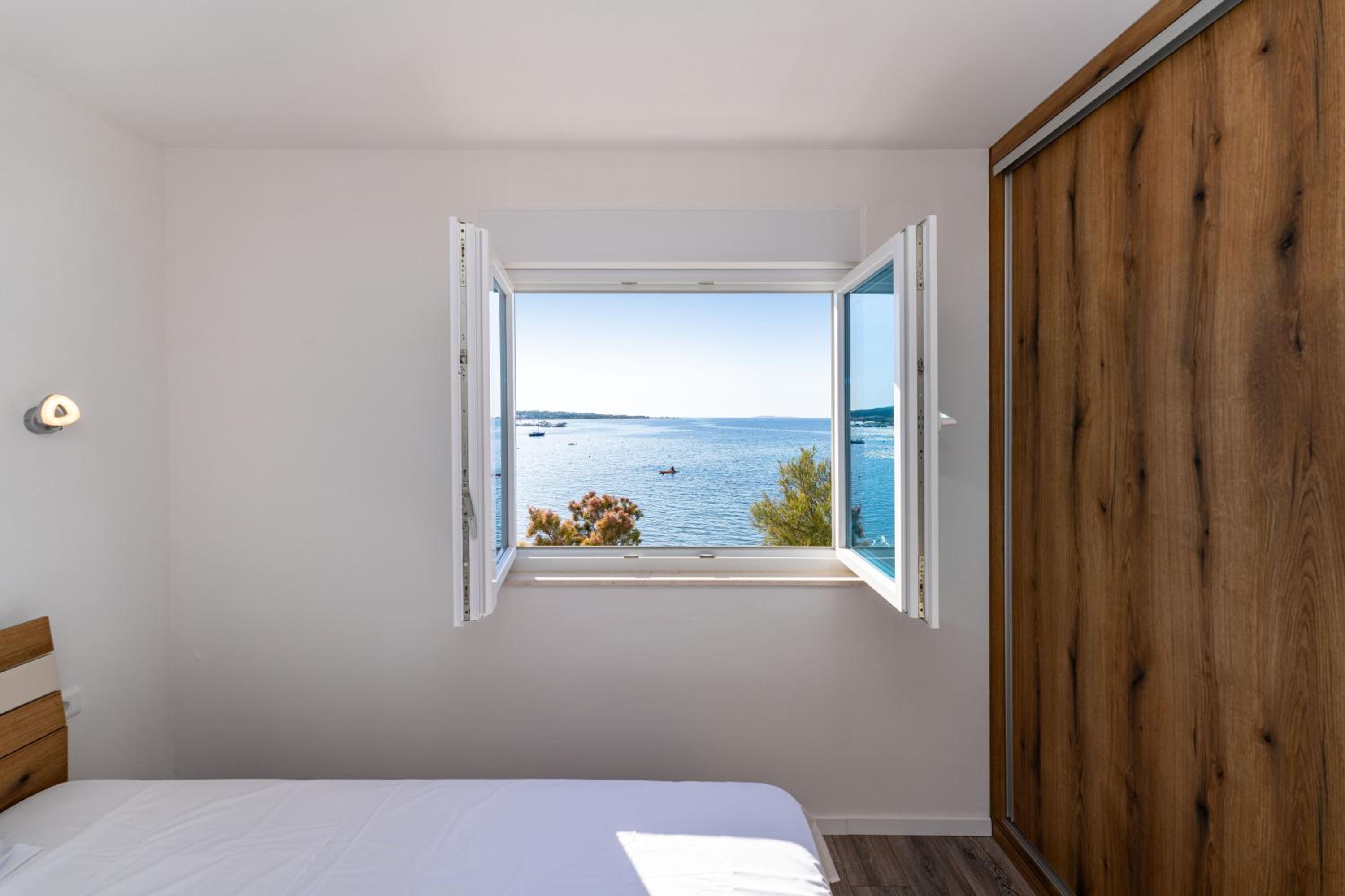 LUXURY BEACHFRONT PARADISE Vir