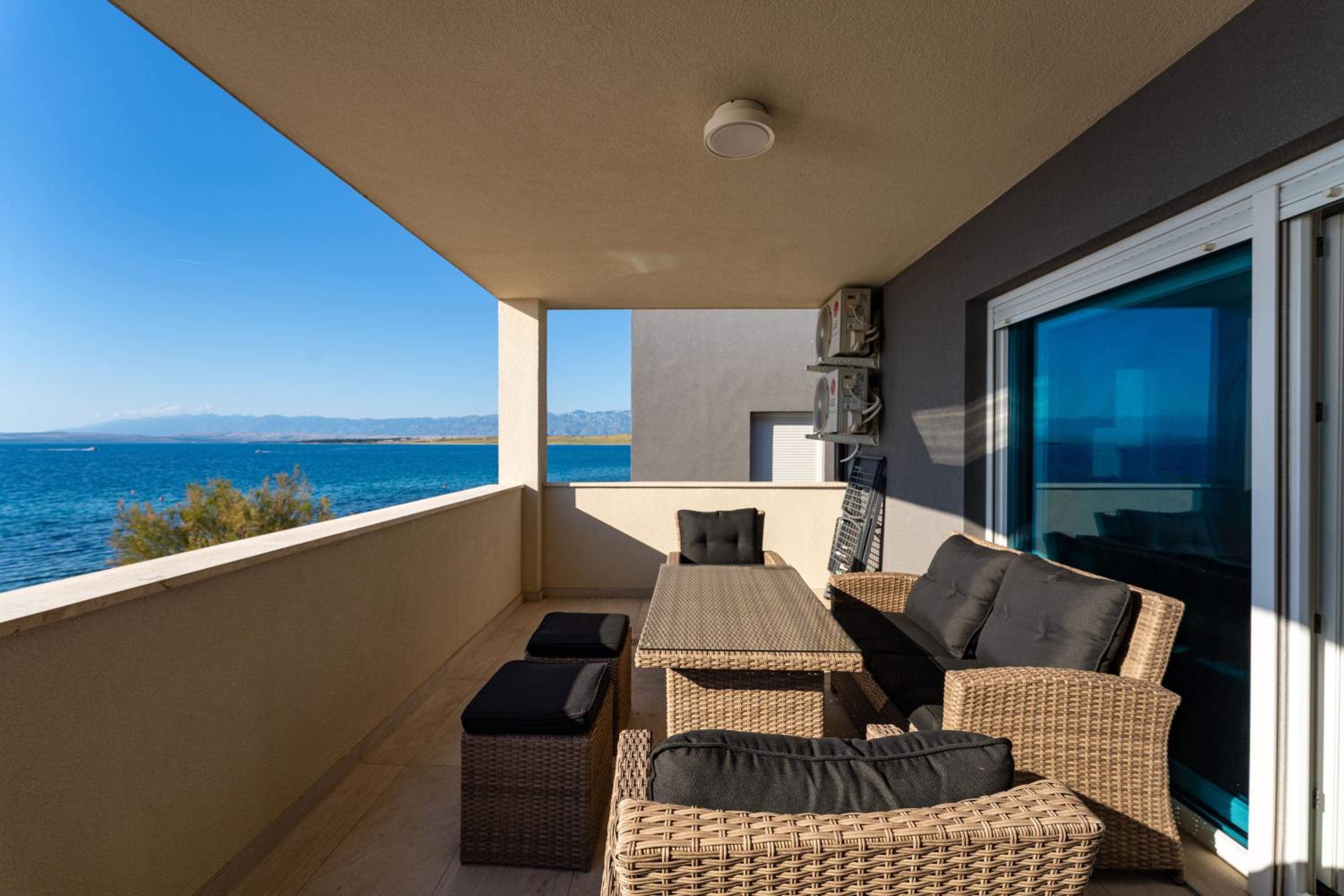 LUXURY BEACHFRONT PARADISE Vir