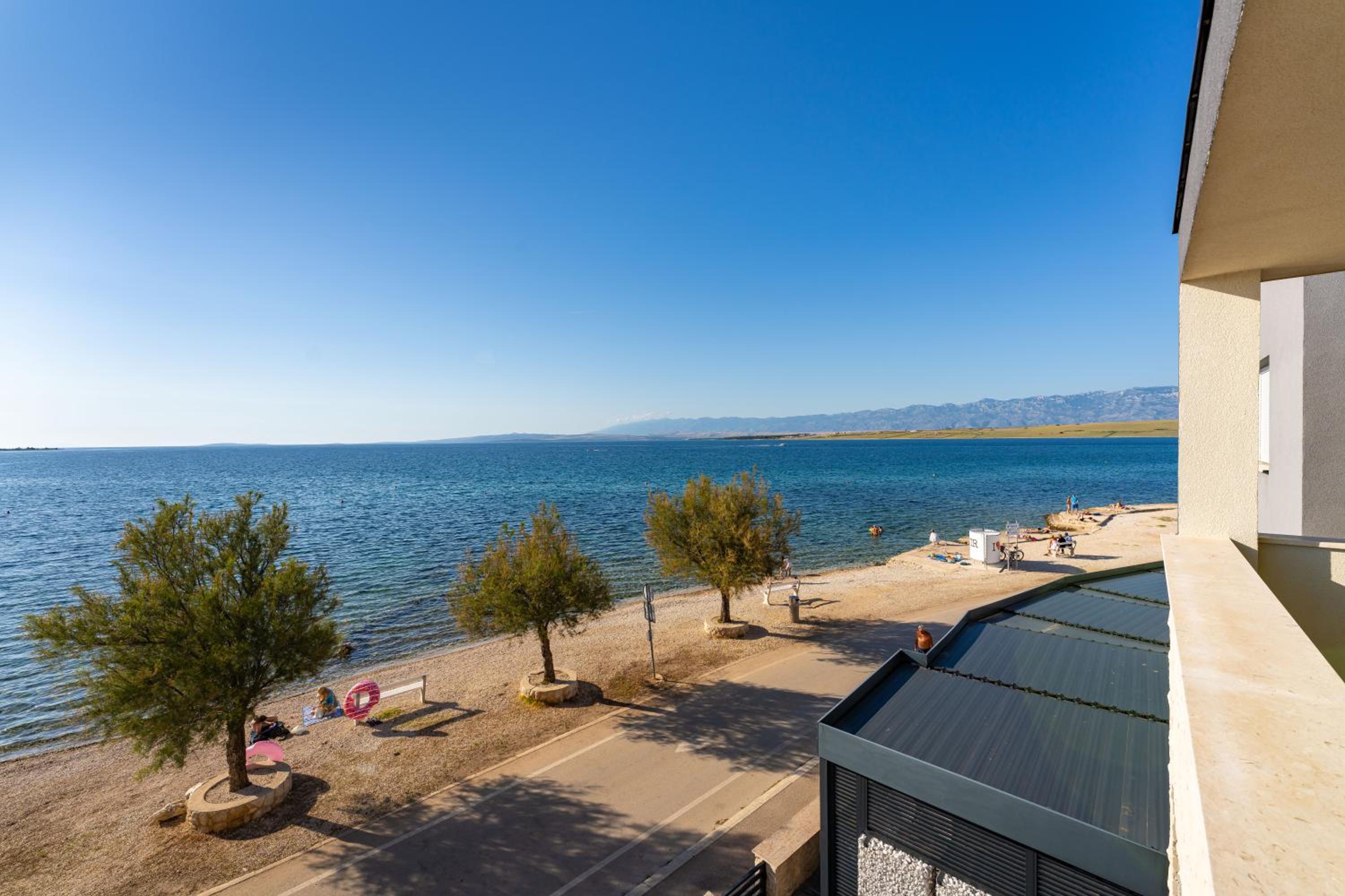 LUXURY BEACHFRONT PARADISE Vir