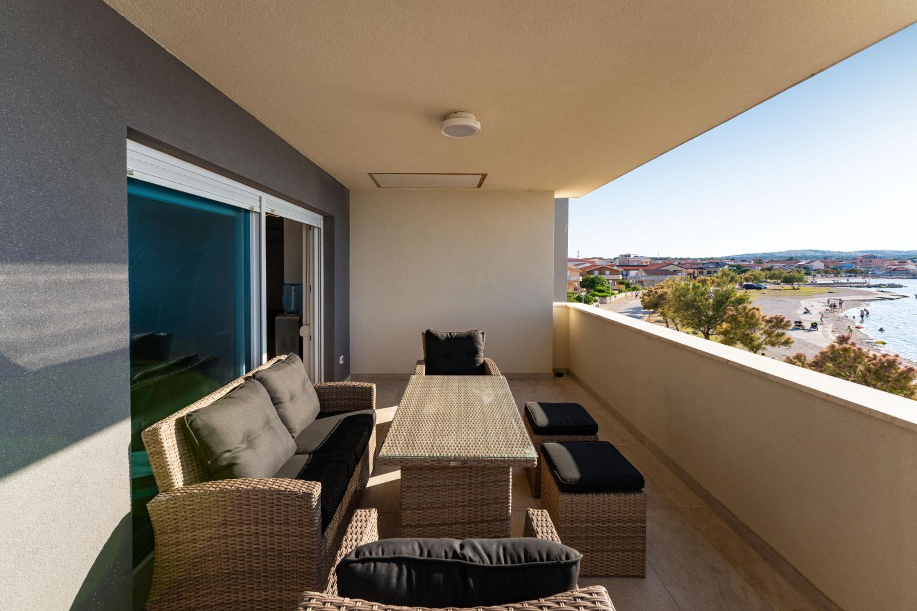 LUXURY BEACHFRONT PARADISE Vir