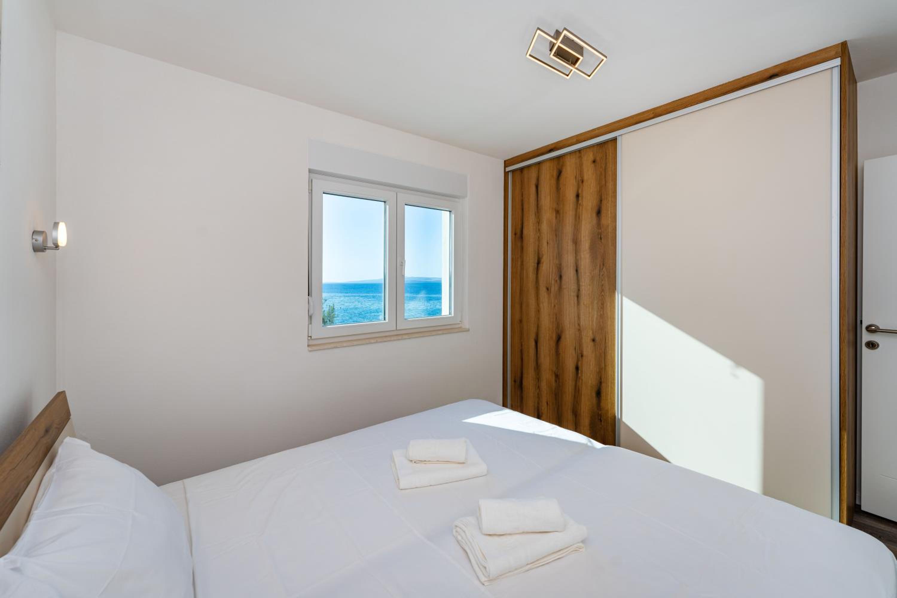 LUXURY BEACHFRONT PARADISE Vir
