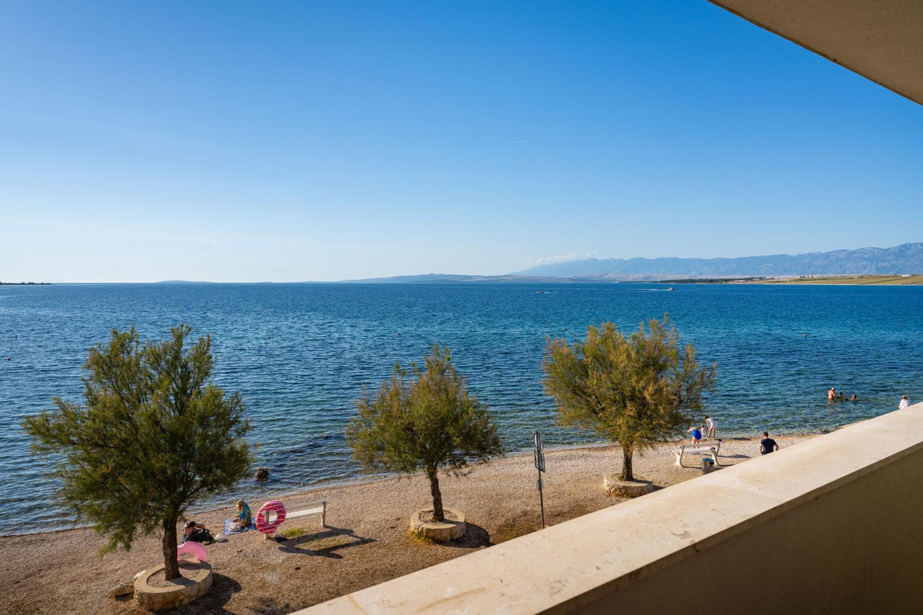 LUXURY BEACHFRONT PARADISE Vir