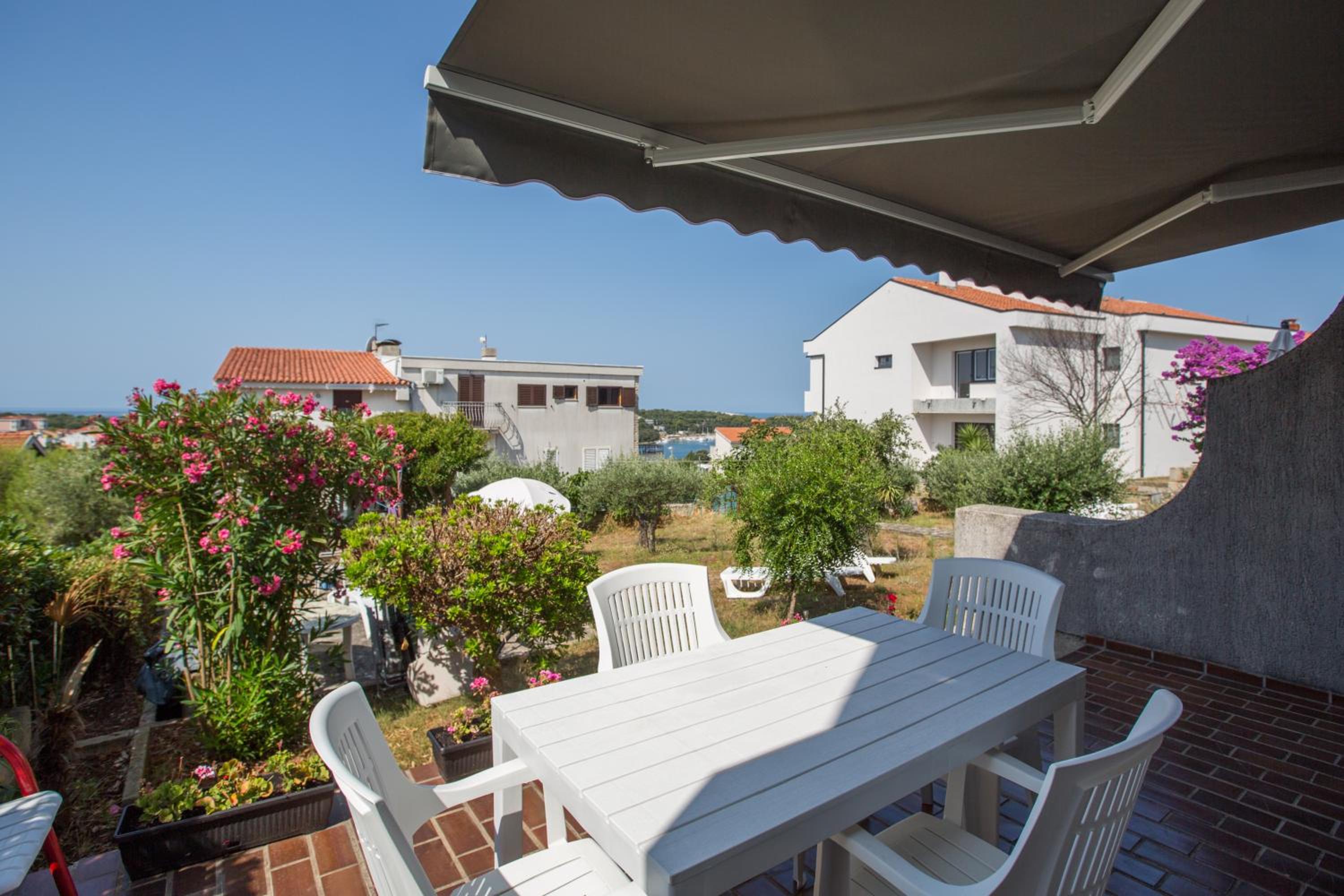 Sandy bay apartments with pool photo 3