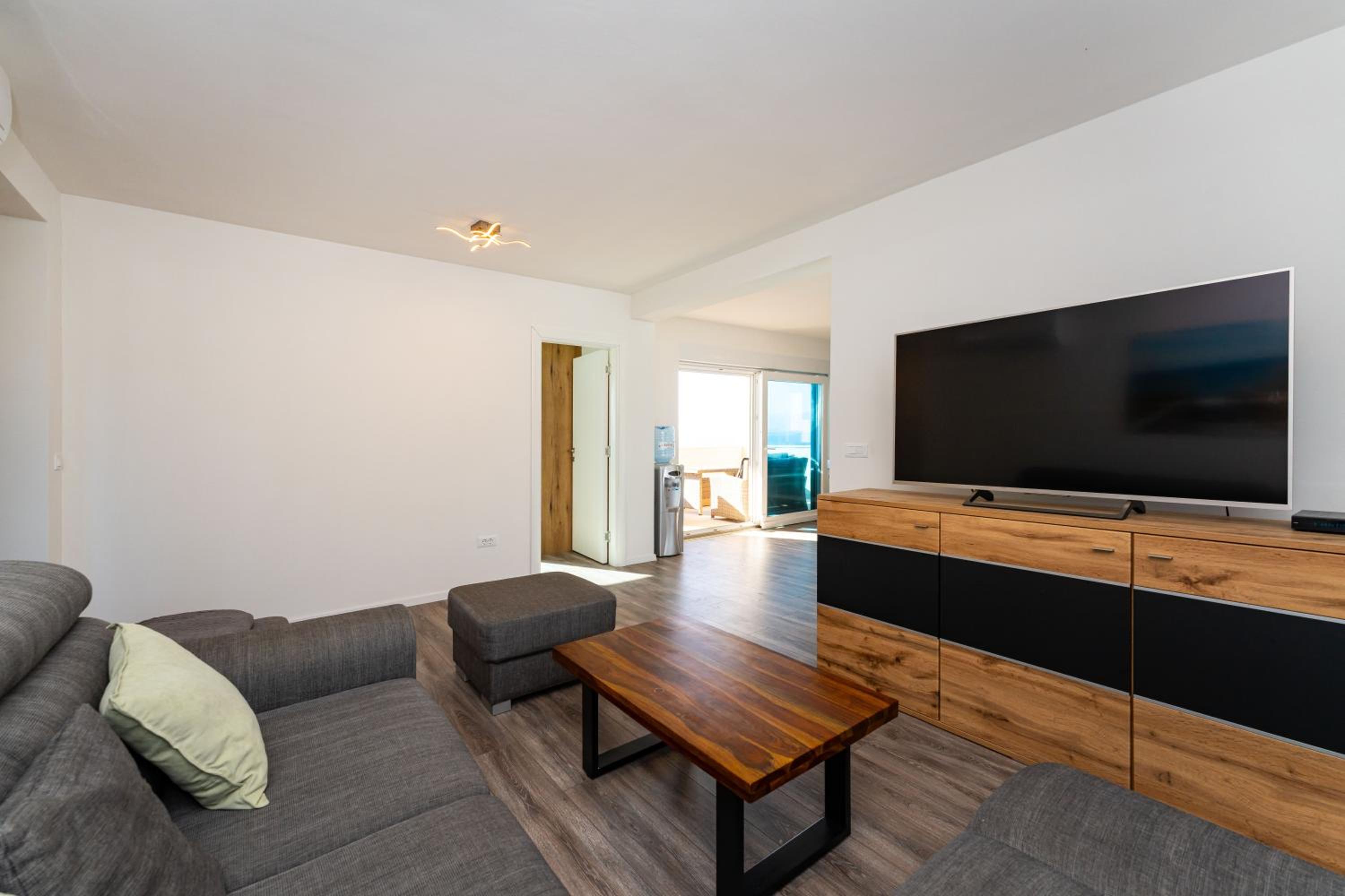 LUXURY BEACHFRONT PARADISE Vir