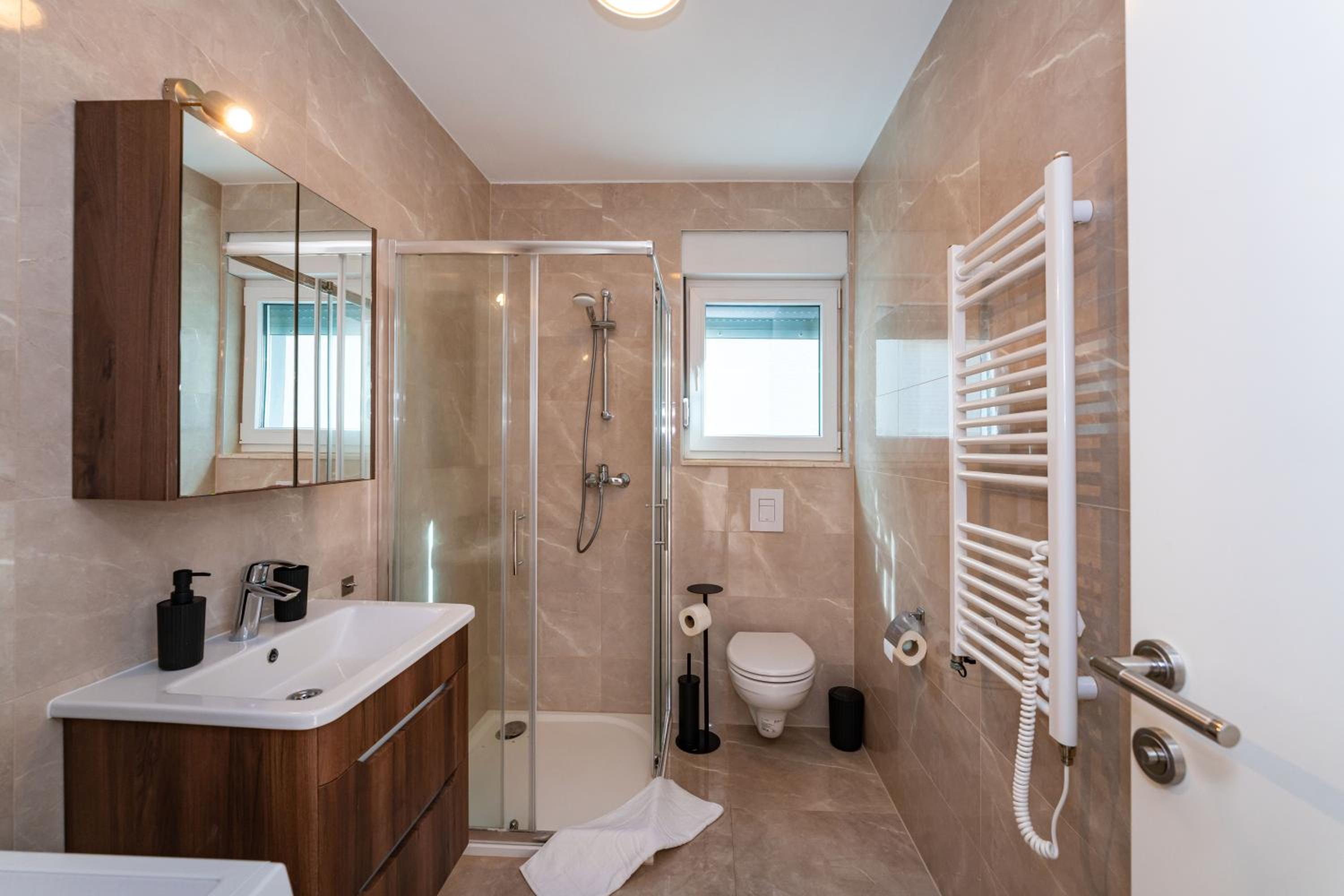 LUXURY BEACHFRONT PARADISE Vir
