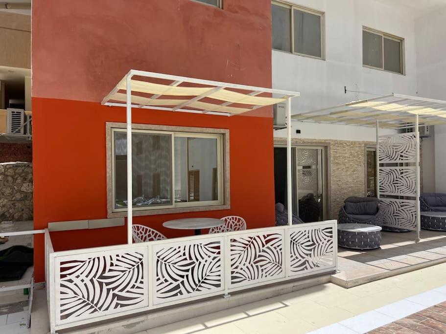 Small lovely cheerful apartment close to El Gouna