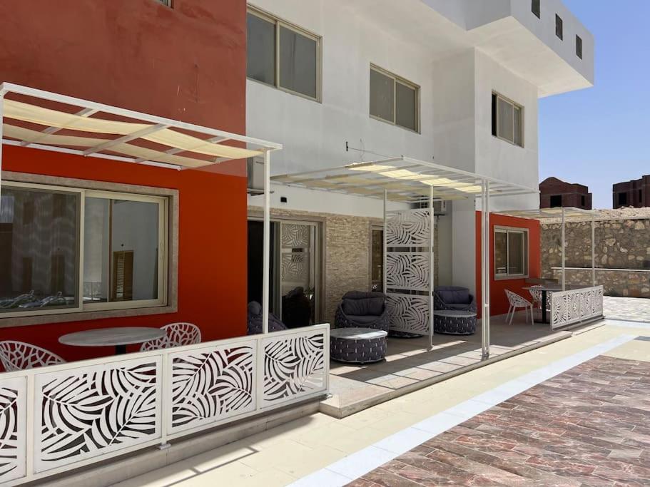 Small lovely cheerful apartment close to El Gouna