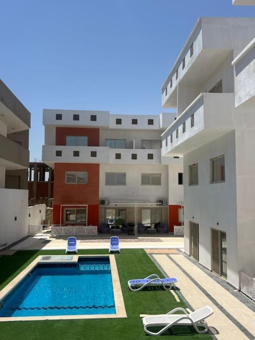Small lovely cheerful apartment close to El Gouna